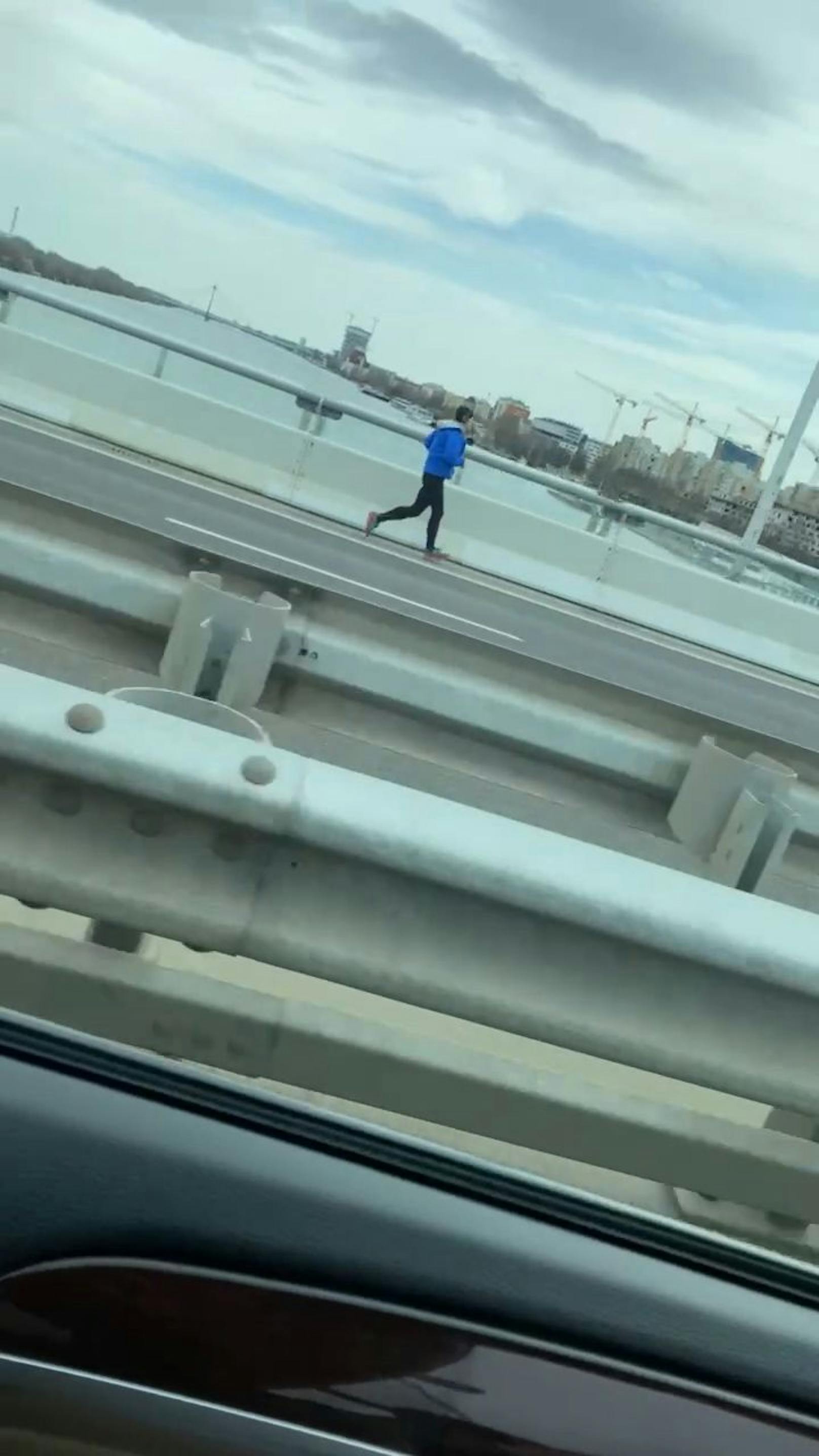 Jogger lief seelenruhig über Reichsbrücke in Wien