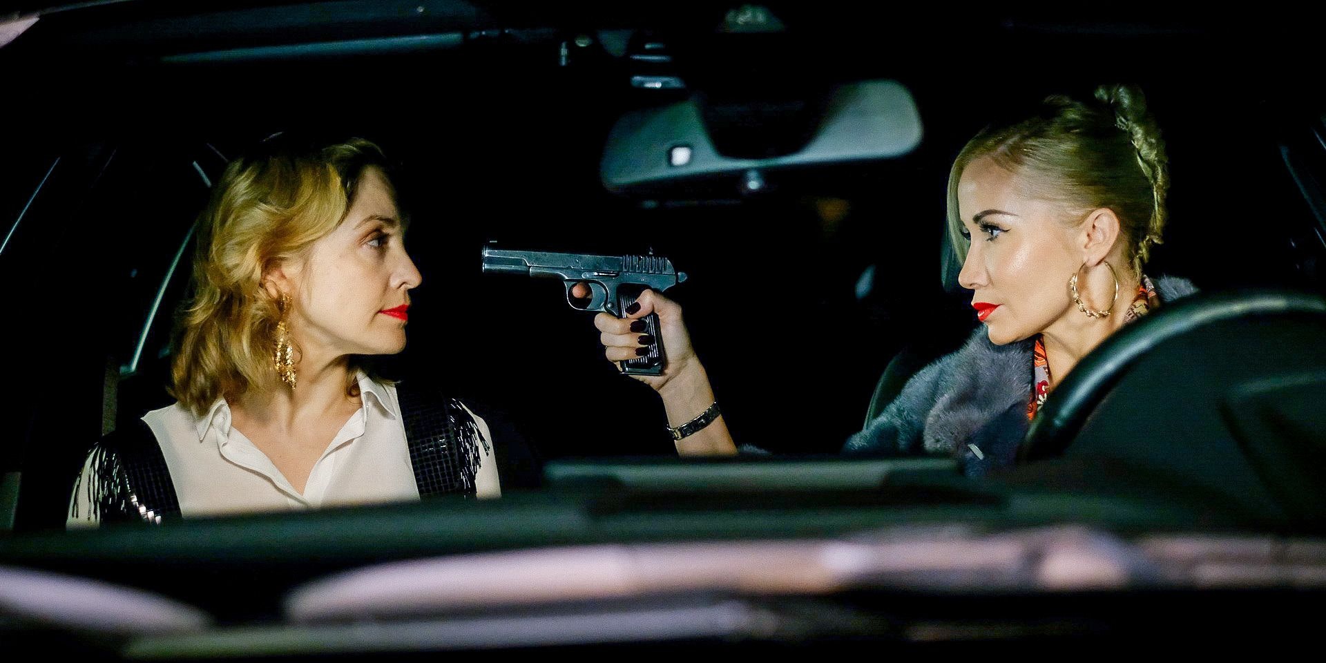 Olga (Sarkissova, r.) fackelt nicht lange.