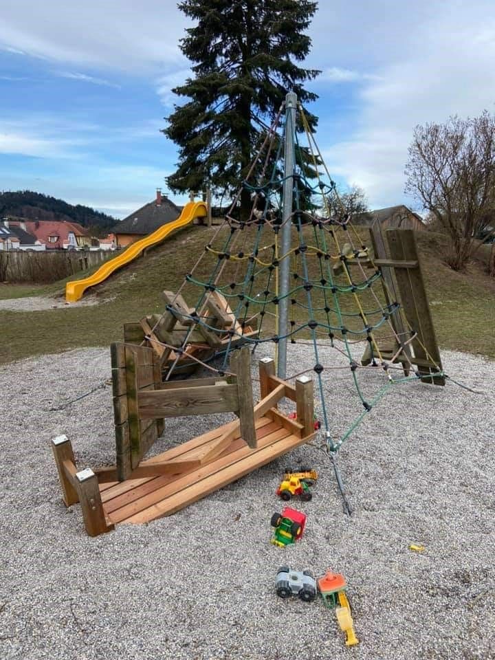 Unbekannte Täter zerstörten zahlreiche Geräte am Kinderspielplatz.