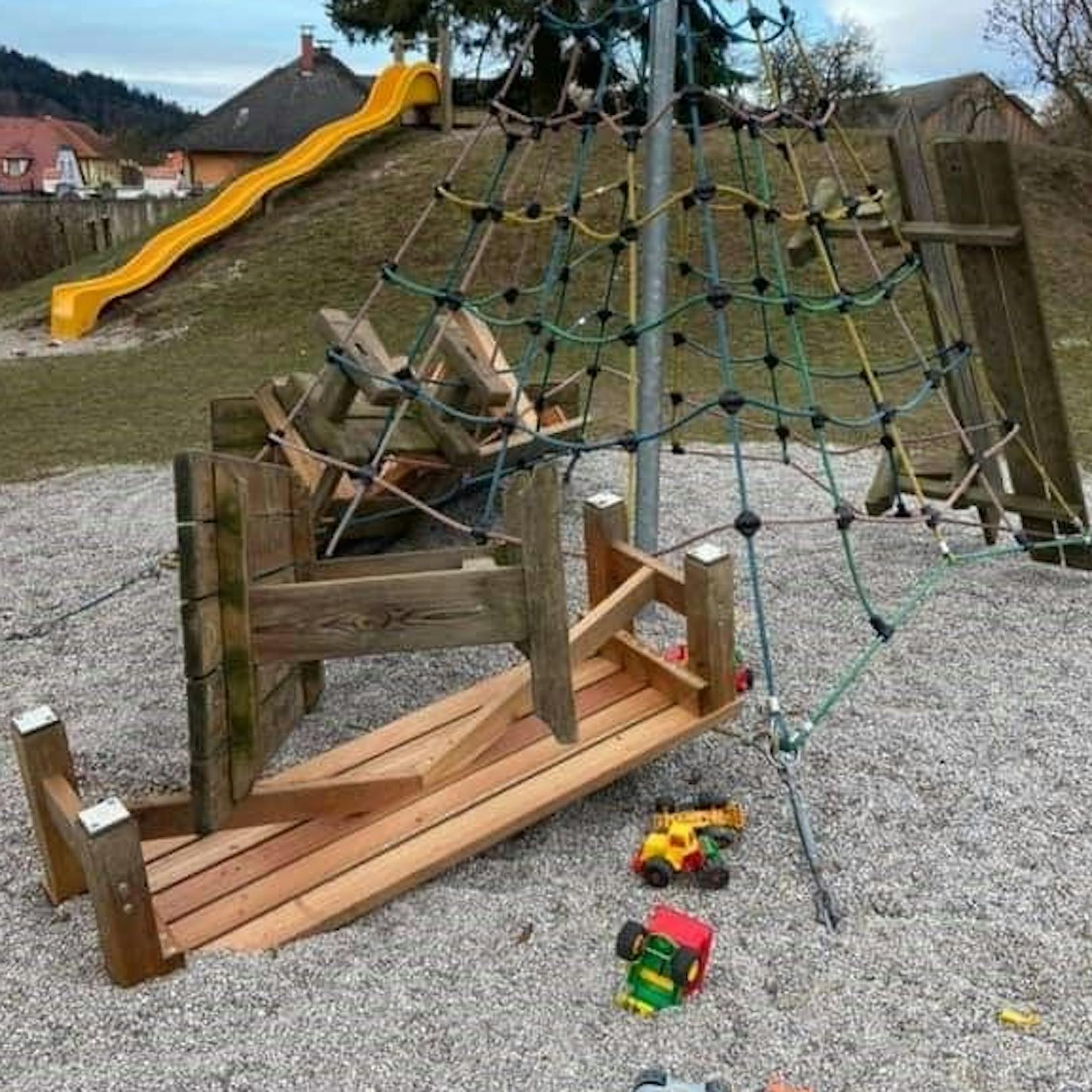 Unbekannte Täter zerstörten zahlreiche Geräte am Kinderspielplatz.