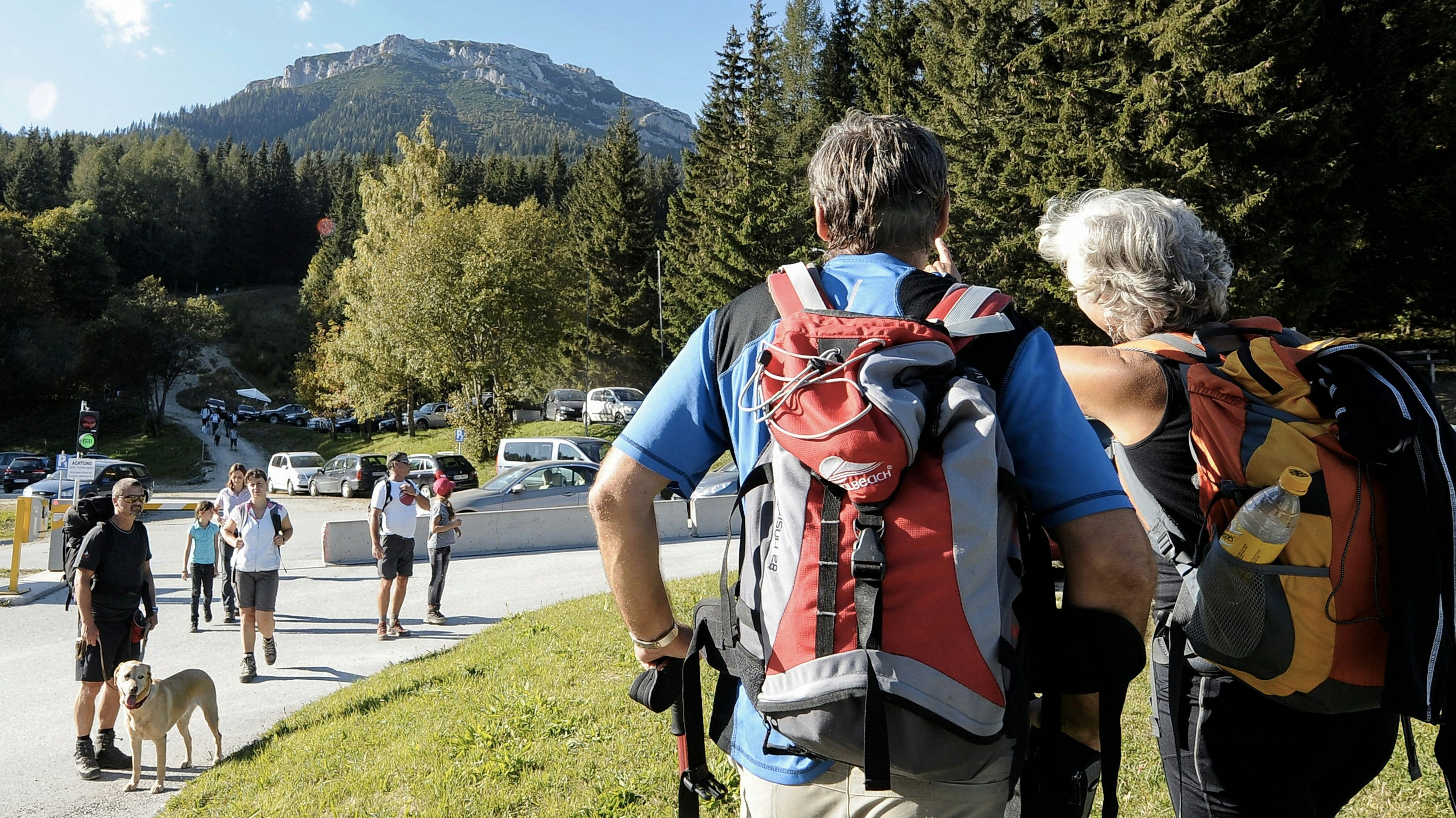 Zwei Wanderer blicken vom Preiner Gscheid in der Steiermark auf die Rax. Archivbild, 2011