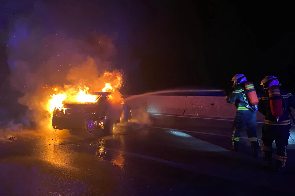 Zwei Pkw standen auf der A2 in Brand.