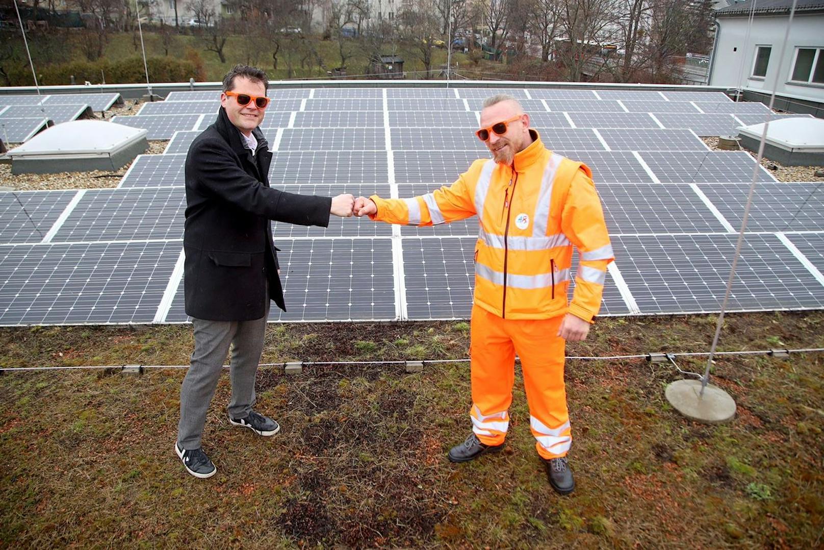 Klimastadtrat Jürgen Czernohorszky (SPÖ, li.) besichtigte eine der Photovoltaikanlage der MA 48.