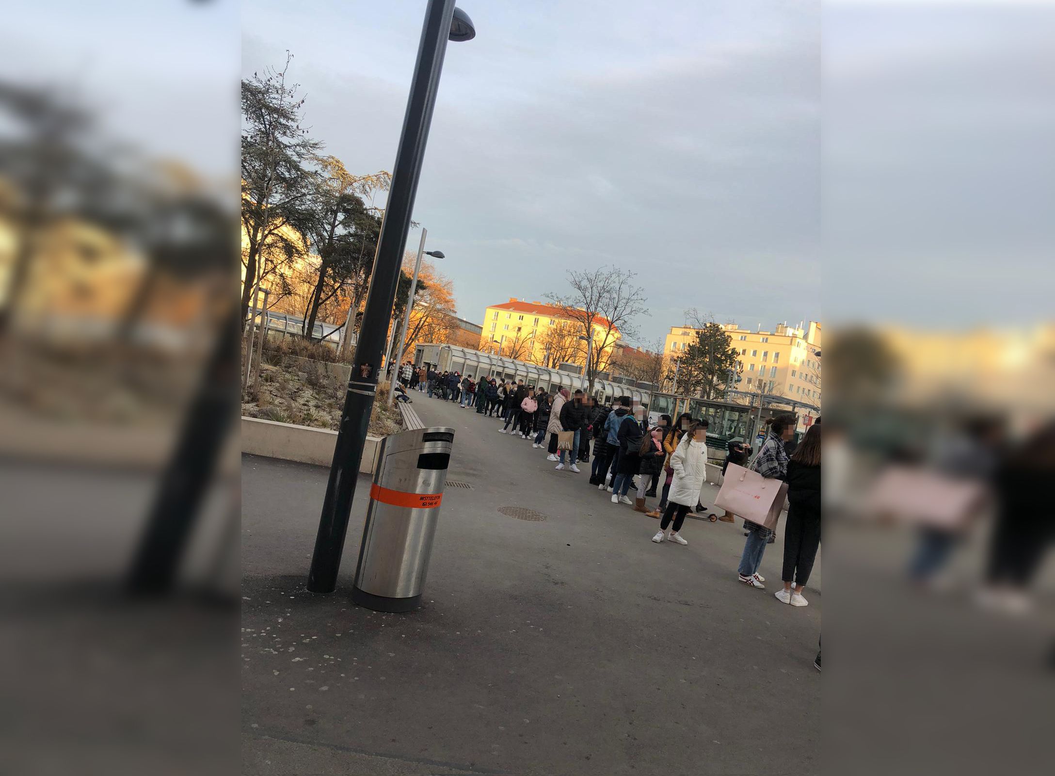 In Wien warteten gefühlt hunderte Personen vor einem Eissalon.