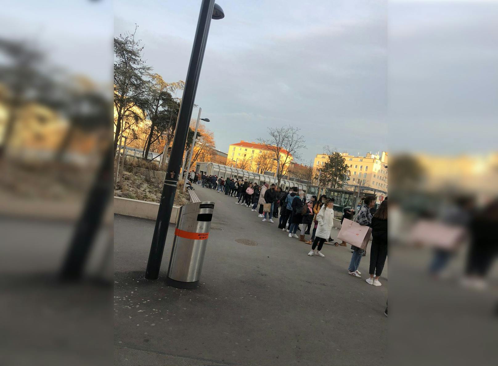 In Wien warteten gefühlt Hunderte Personen vor einem Eissalon.