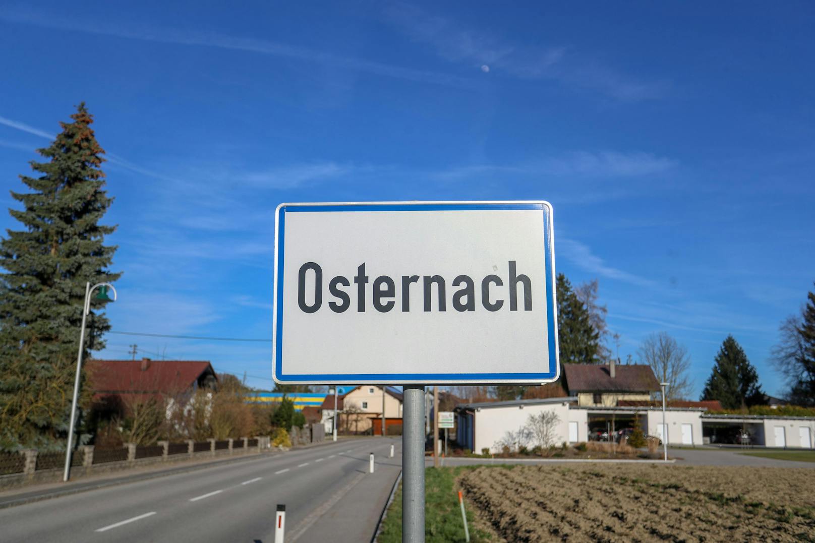 Unbekannte stahlen am Wochenende sieben Verkehrstafeln in der Ortschaft Osternach.