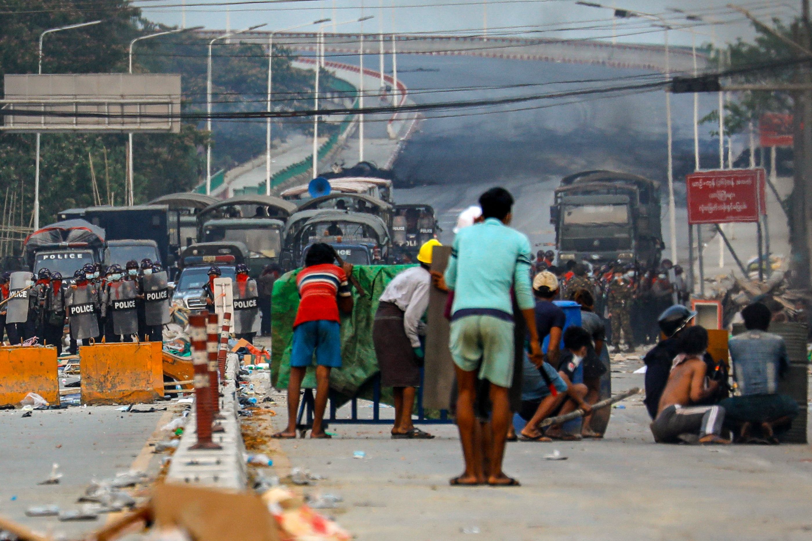 Demonstranten treffen auf Militärstreitkräfte bei Protesten nach dem Putsch in Myanmar