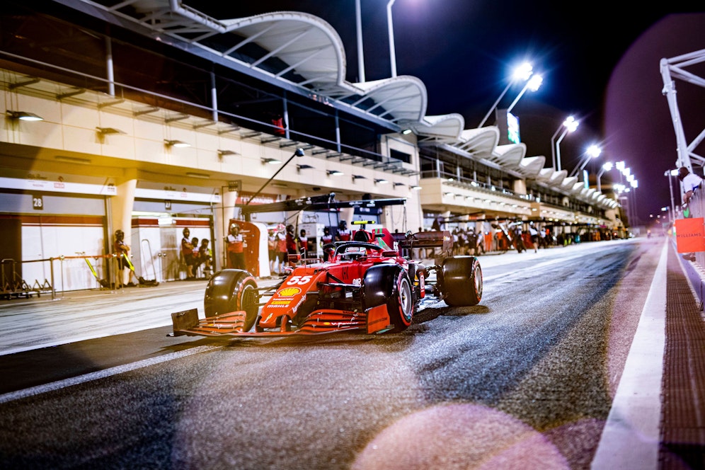 Carlos Sainz in seinem neuen Ferrari.