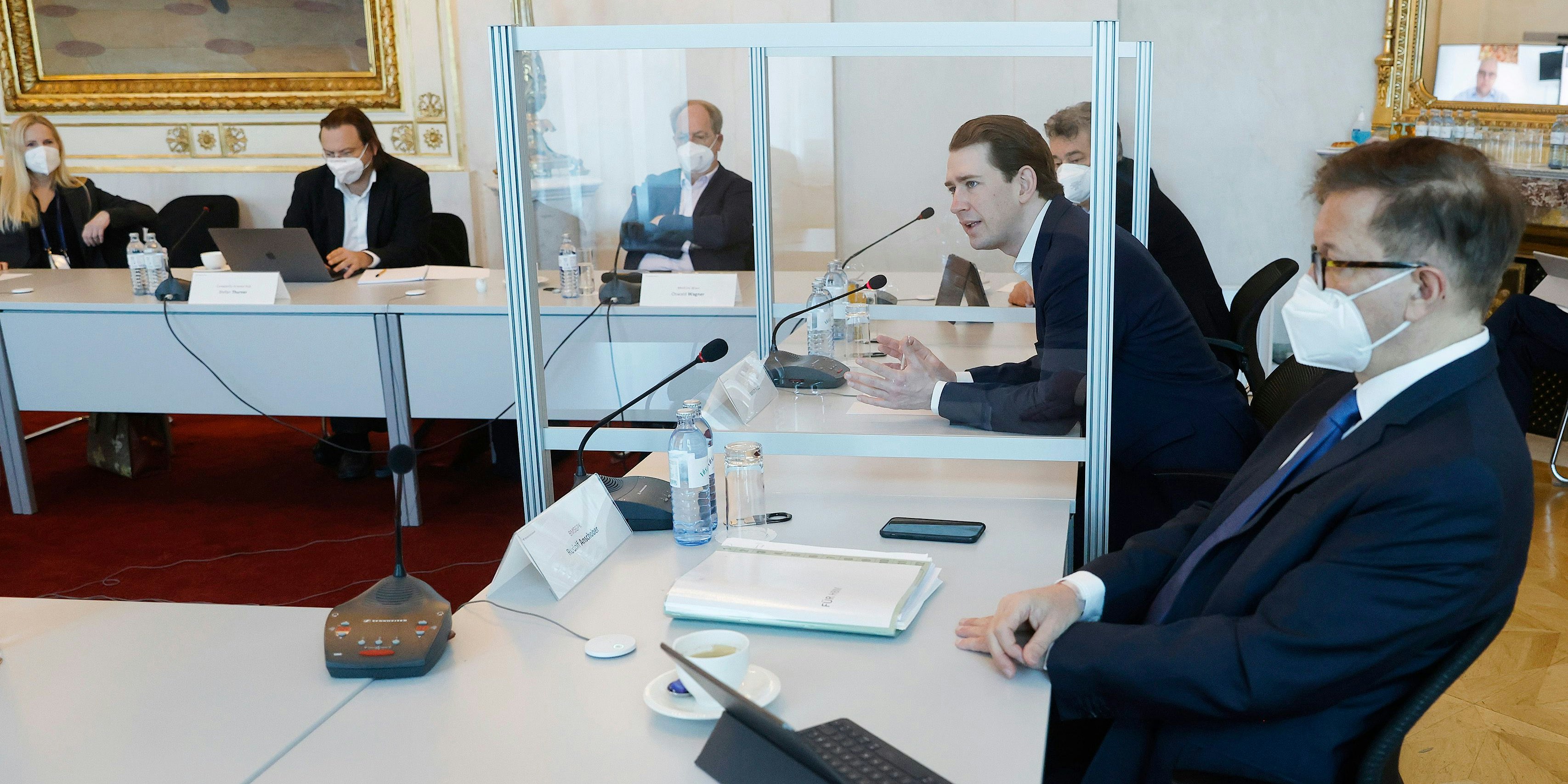 Anschober, Kurz und Kogler berieten mit Experten. Die Plexiglas-Wände stammten noch von einer vorangegangenen Sitzung.