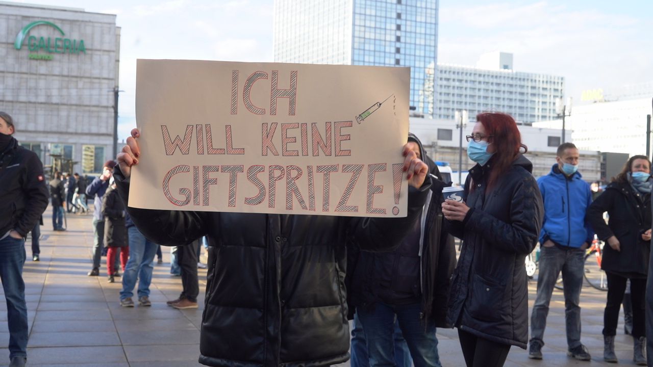 Unter ungeimpften Personen droht laut BAG eine weitere Ansteckungswelle, falls die Schutzmassnahmen im Sommer auf einen Schlag wegfallen.