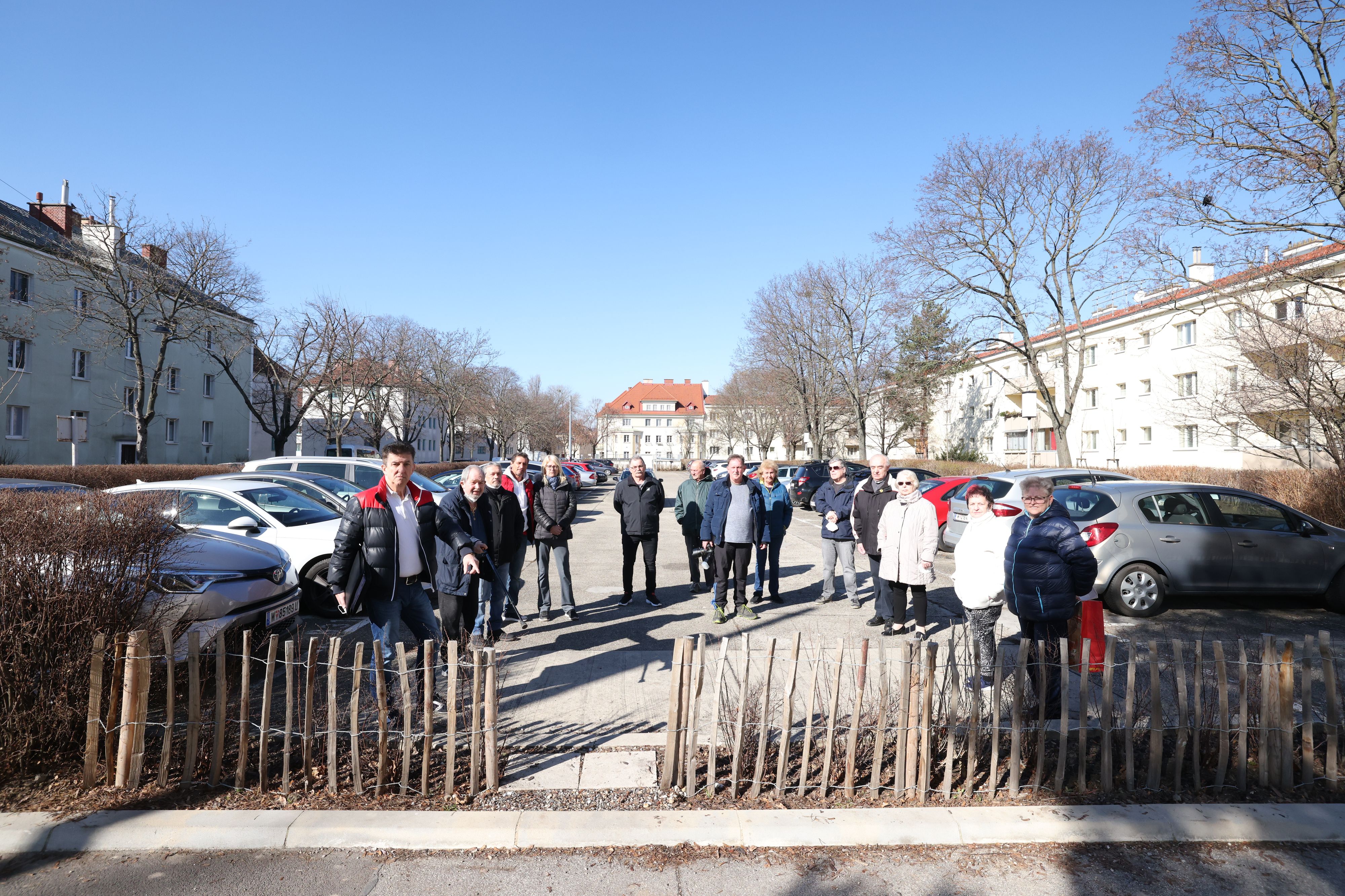 Anrainer in der Justgasse (Floridsdorf) fordern einen zweiten Seiten-Eingang zum Parkplatz.