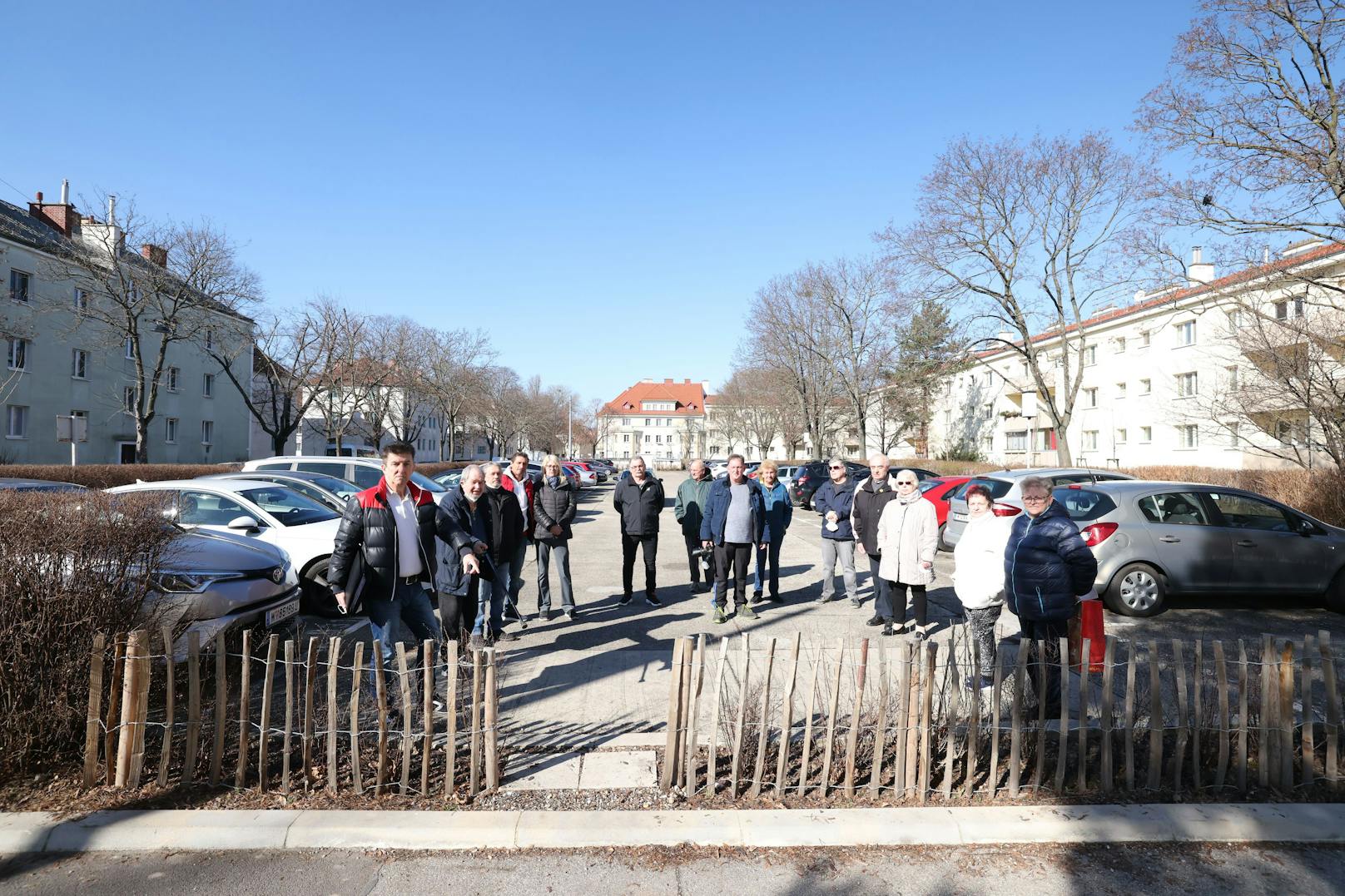 Anrainer in der Justgasse (Floridsdorf) fordern einen zweiten (offiziellen) Seiten-Eingang zum Parkplatz.