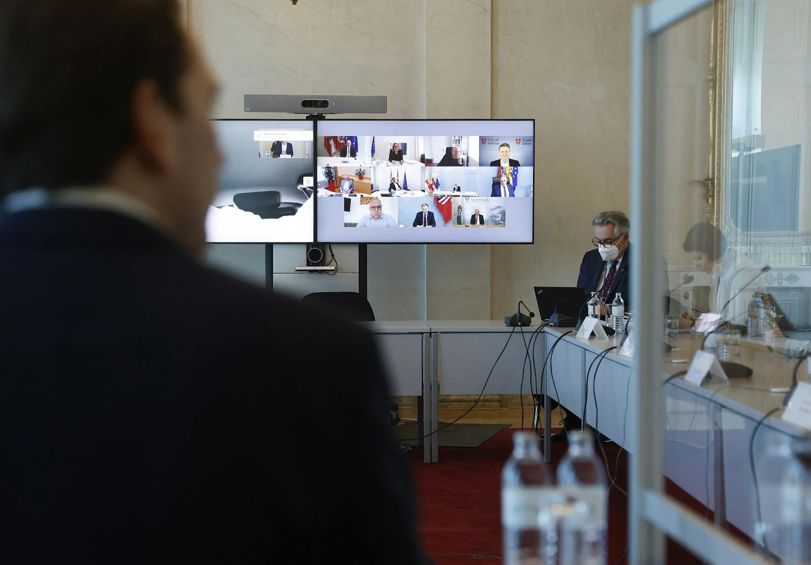 Die Landeshauptleute sind per Video-Konferenz zugeschaltet. Im Vordergrund: Bundeskanzler Sebastian Kurz.