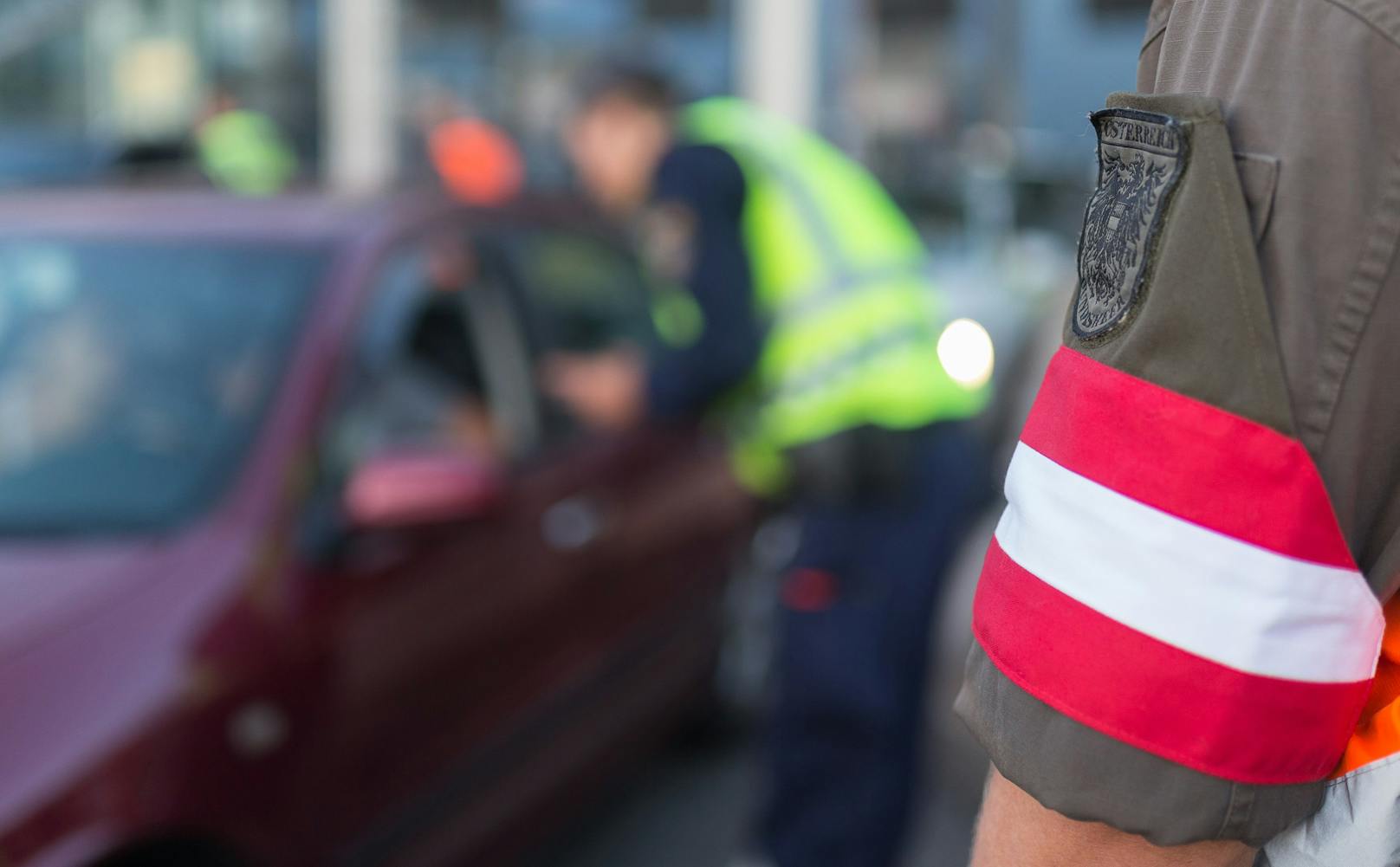 Kontrollen der Polizei mit Unterstützung durch das Österreichische Bundesheer an einem Grenzübergang. Symbolbild