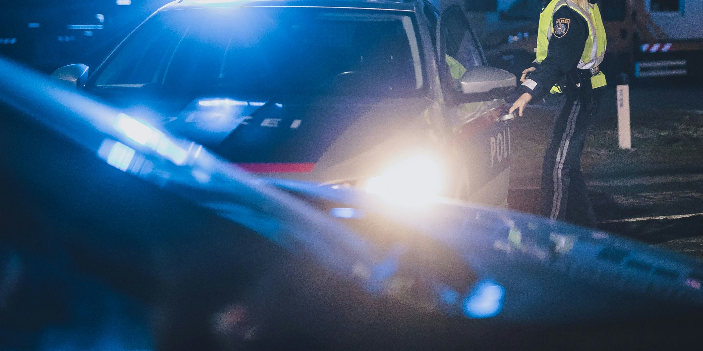 Polizeieinsatz mit Blaulicht in Salzburg. Symbolbild