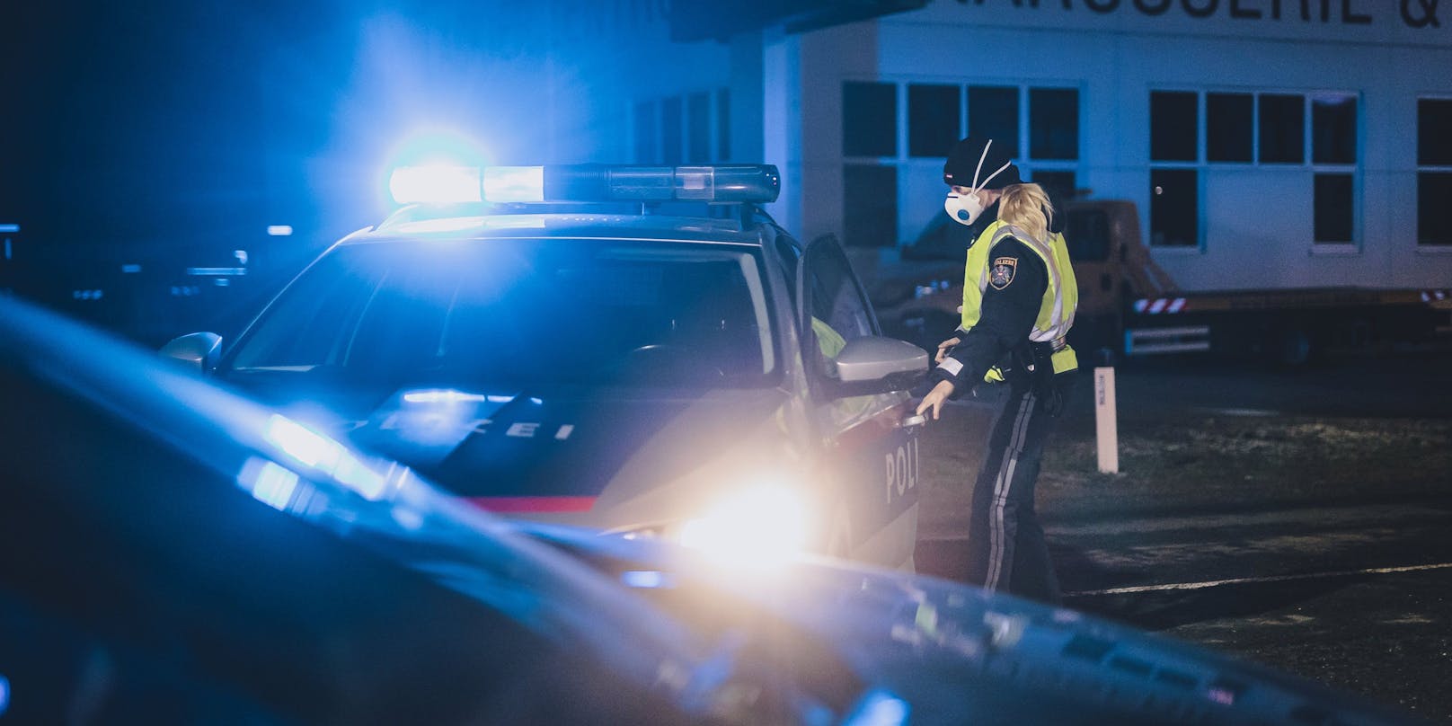 Polizeieinsatz mit Blaulicht in Salzburg. Symbolbild