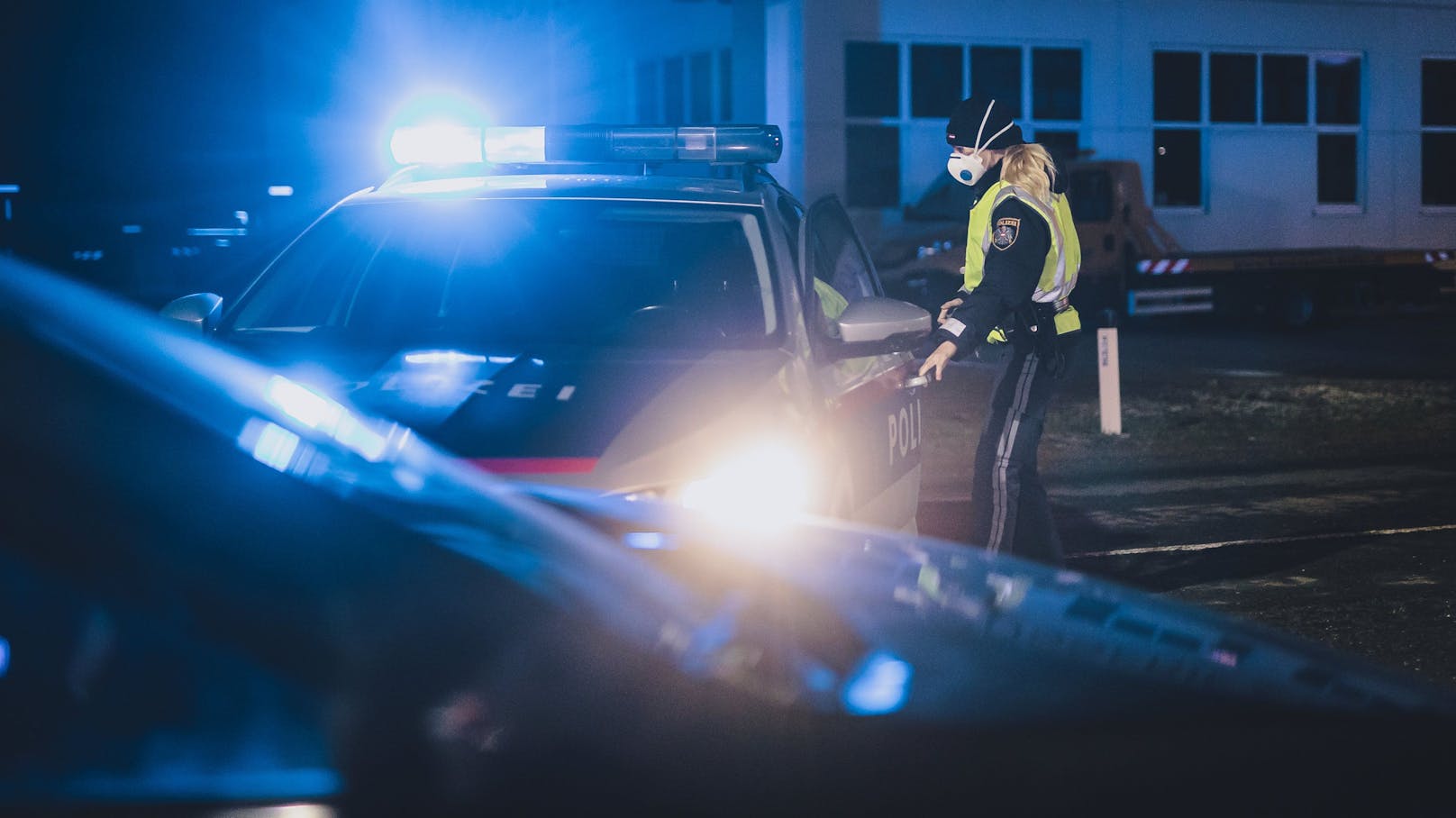 Polizeieinsatz mit Blaulicht in Salzburg. Symbolbild