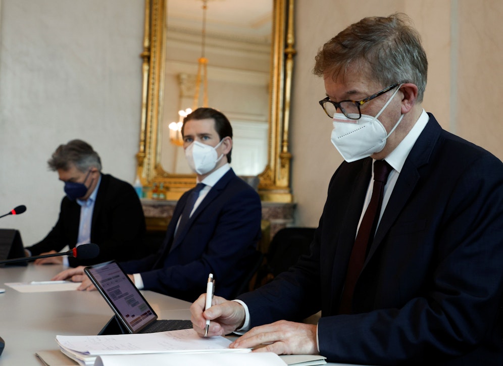 Die Regierungsspitze feilt an einem neuen Corona-Maßnahmenplan.