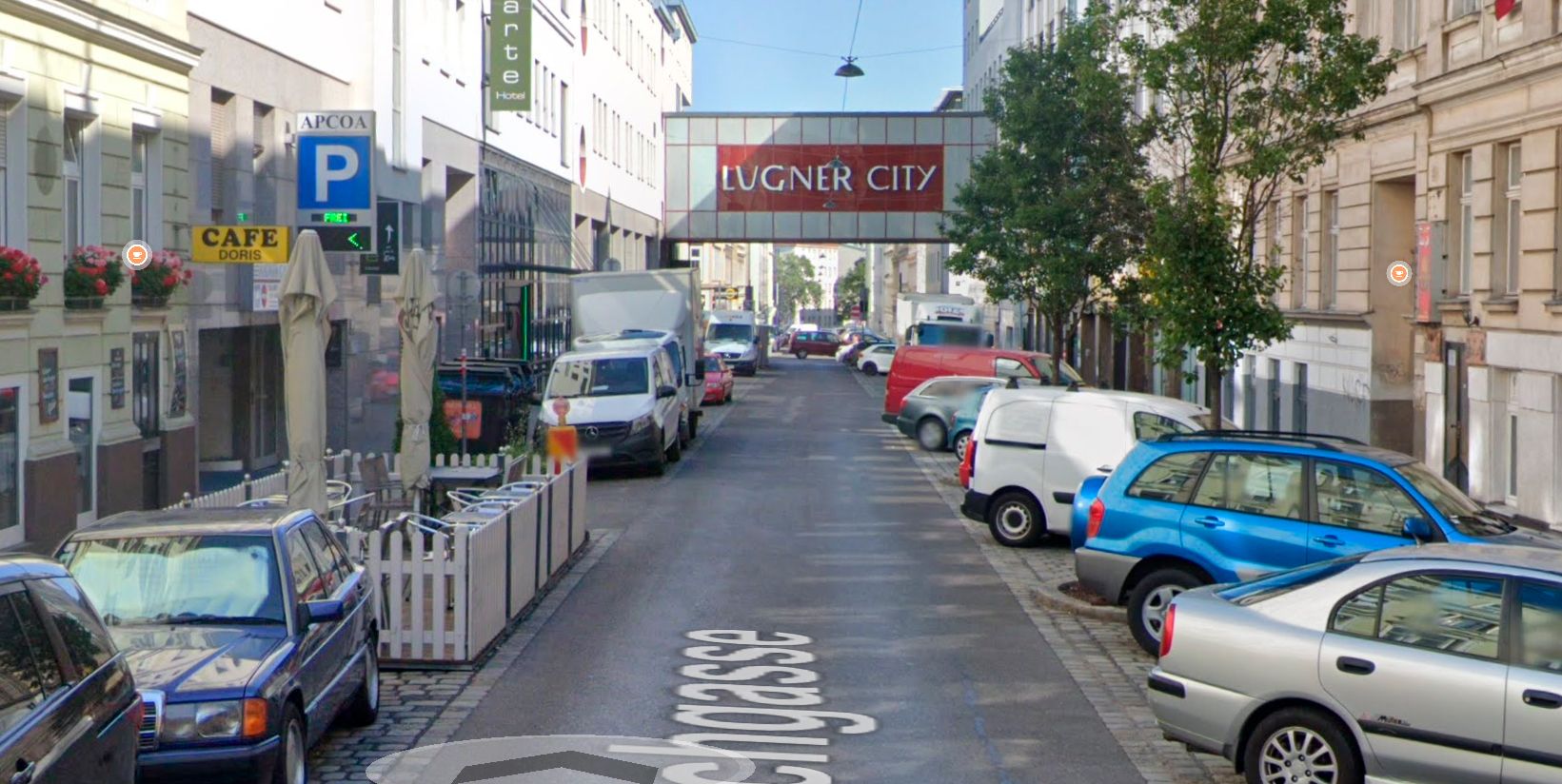 Blick in die Wurzbachgasse (15.) im Bereich der Lugner City