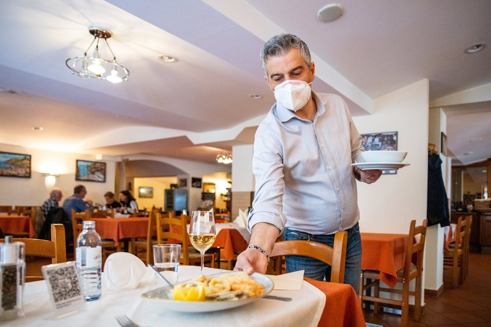 Laut dem Ökonom Martin Halla könne man nicht gänzlich davon ausgehen, dass im Gastro-Bereich keine Ansteckungen passieren.