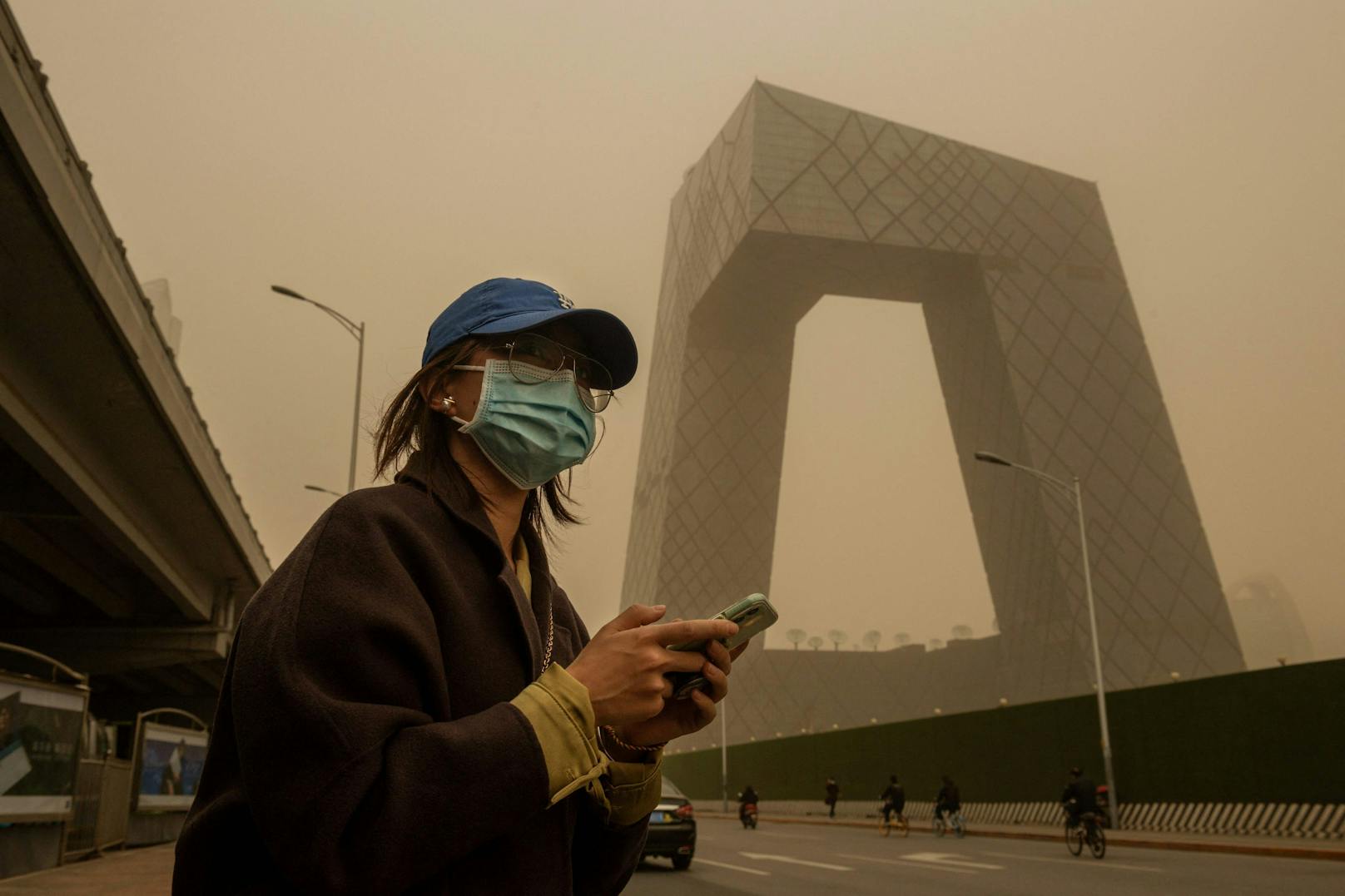 Ein heftiger Sandsturm fegt über China hinweg. In der Hauptstadt Peking verschwinden ganze Hochhäuser in dem orange-gelben Dunst (15. März 2021)