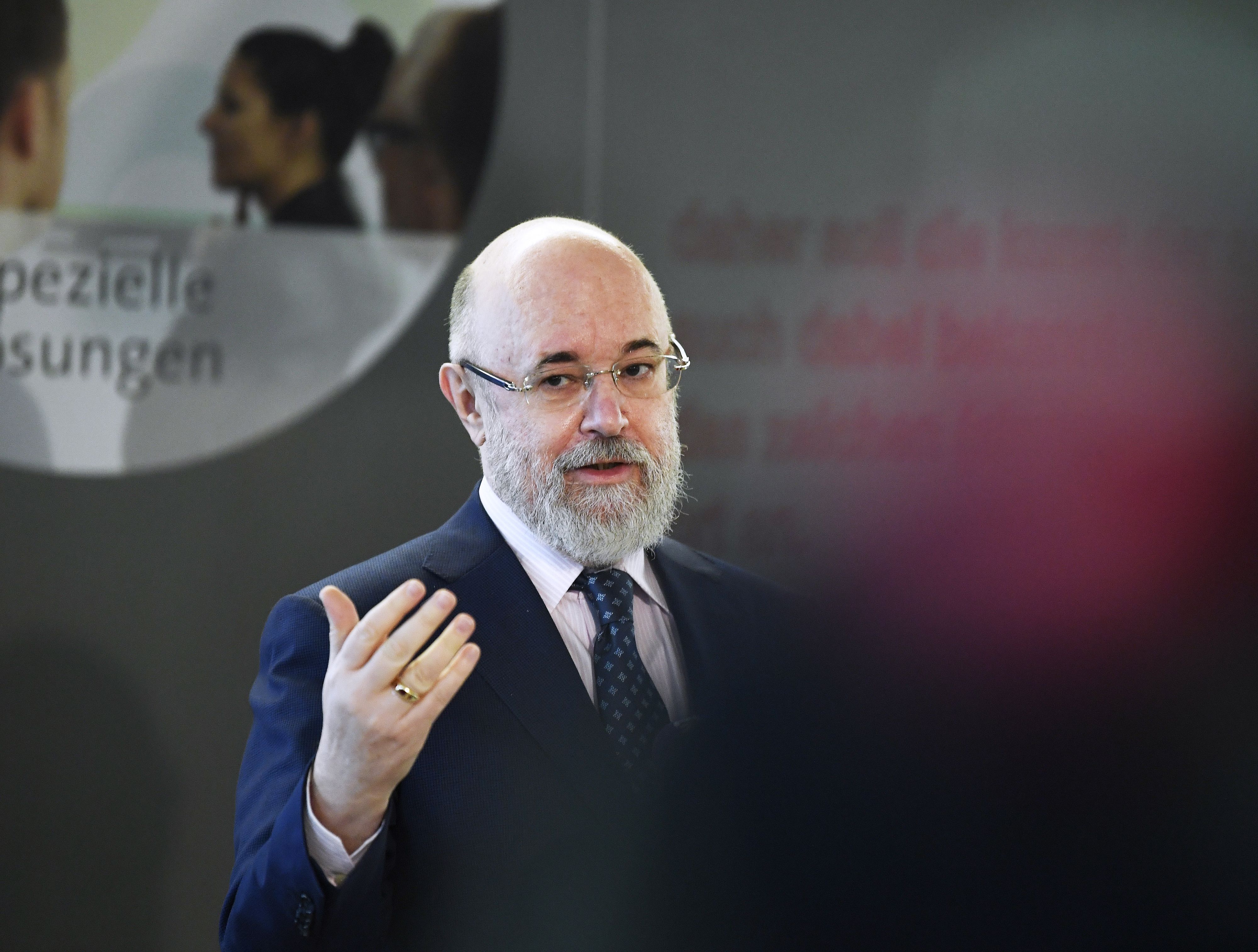 Covid-Sonderbeauftragte Clemens Martin Auer im Rahmen eines Lokalaugenscheins bei Herba Chemosan am 28. Dezember 2020 in Wien.