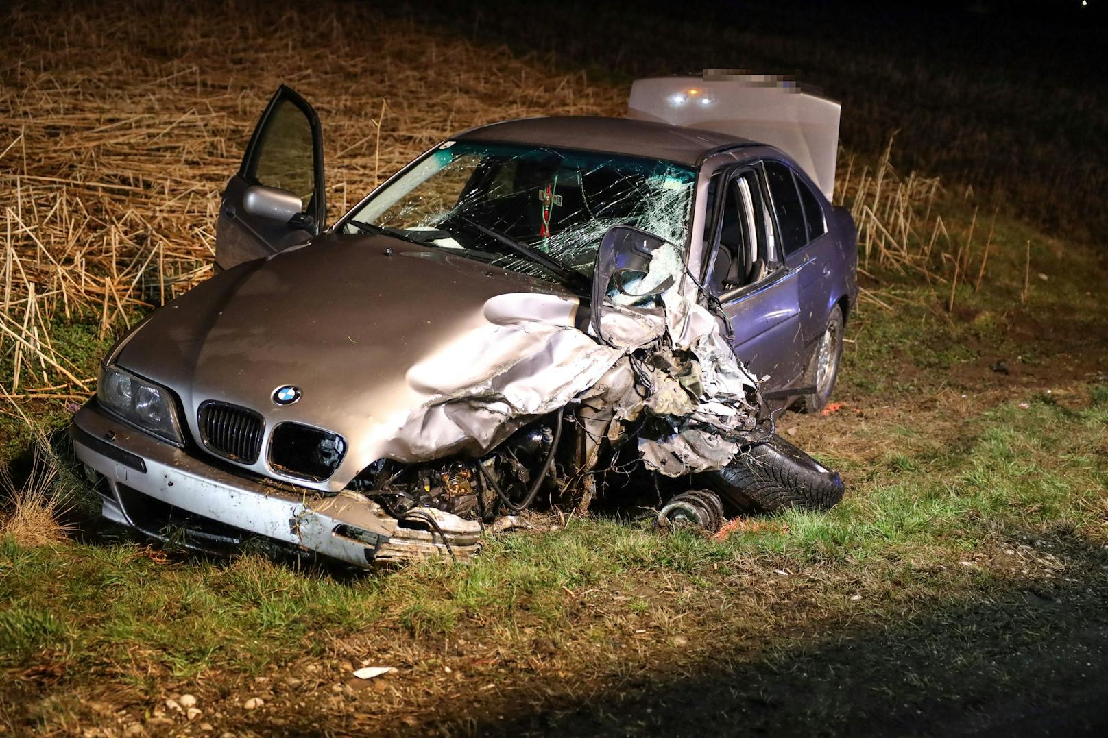 BMW bei Crash mit Pick-Up 100 Meter weg geschleudert