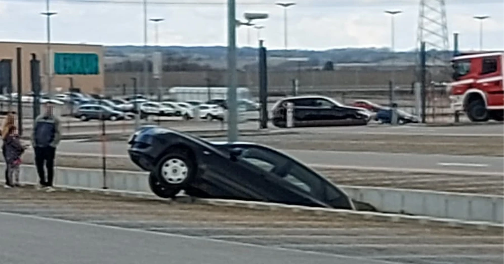 Dieser Autofahrer dürfte sich beim Parken verschätzt haben