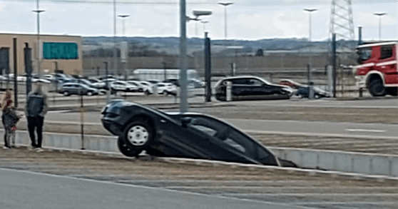 Dieser Autofahrer dürfte sich beim Parken verschätzt haben