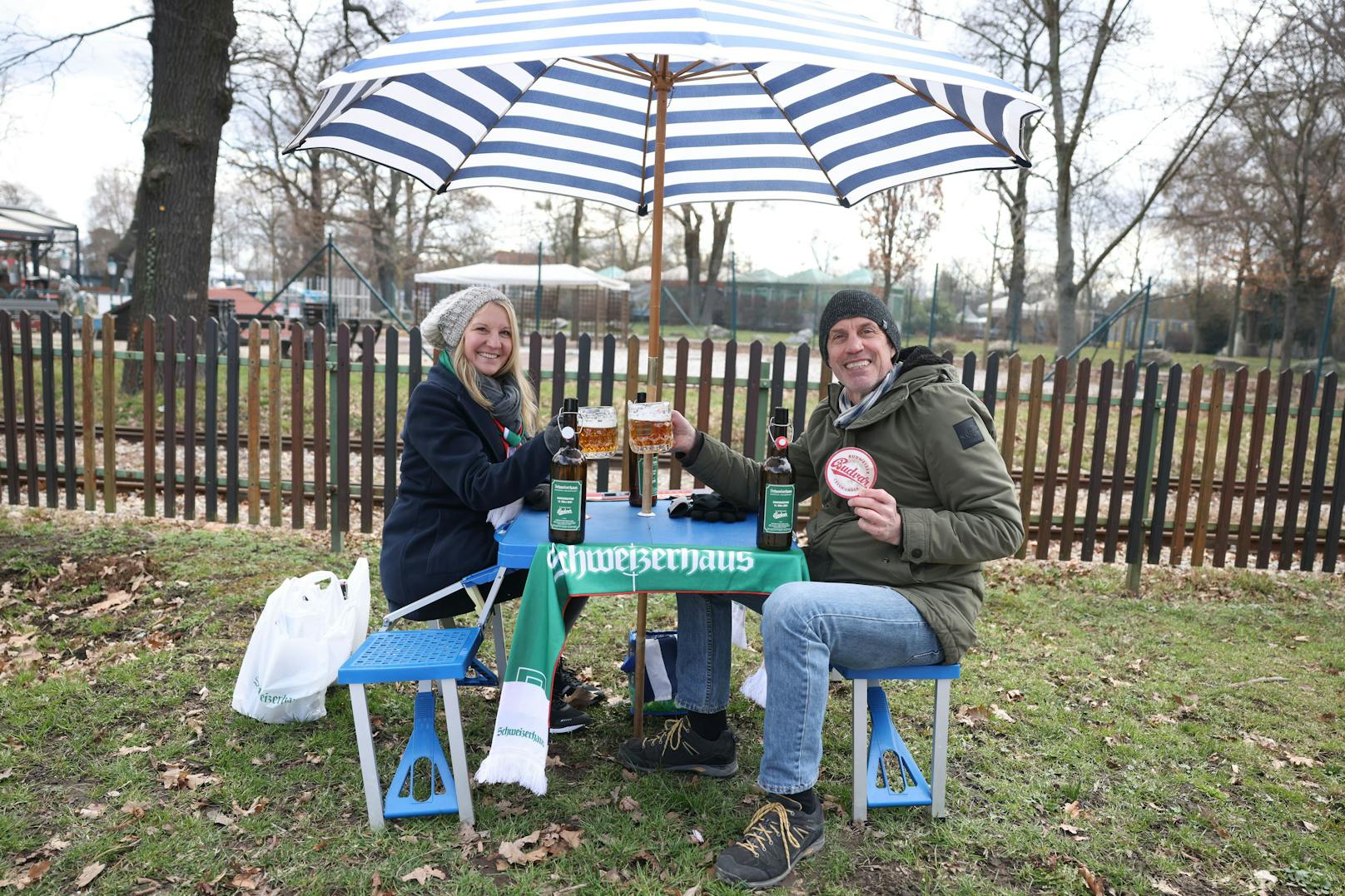 Ilse und Peter beim "Bier-Picknick" im Wiener Prater …