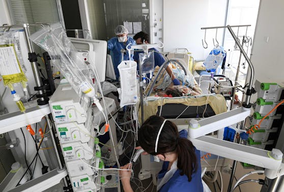 Corona-Patienten werden auf der Intensivstation eines Krankenhauses behandelt.