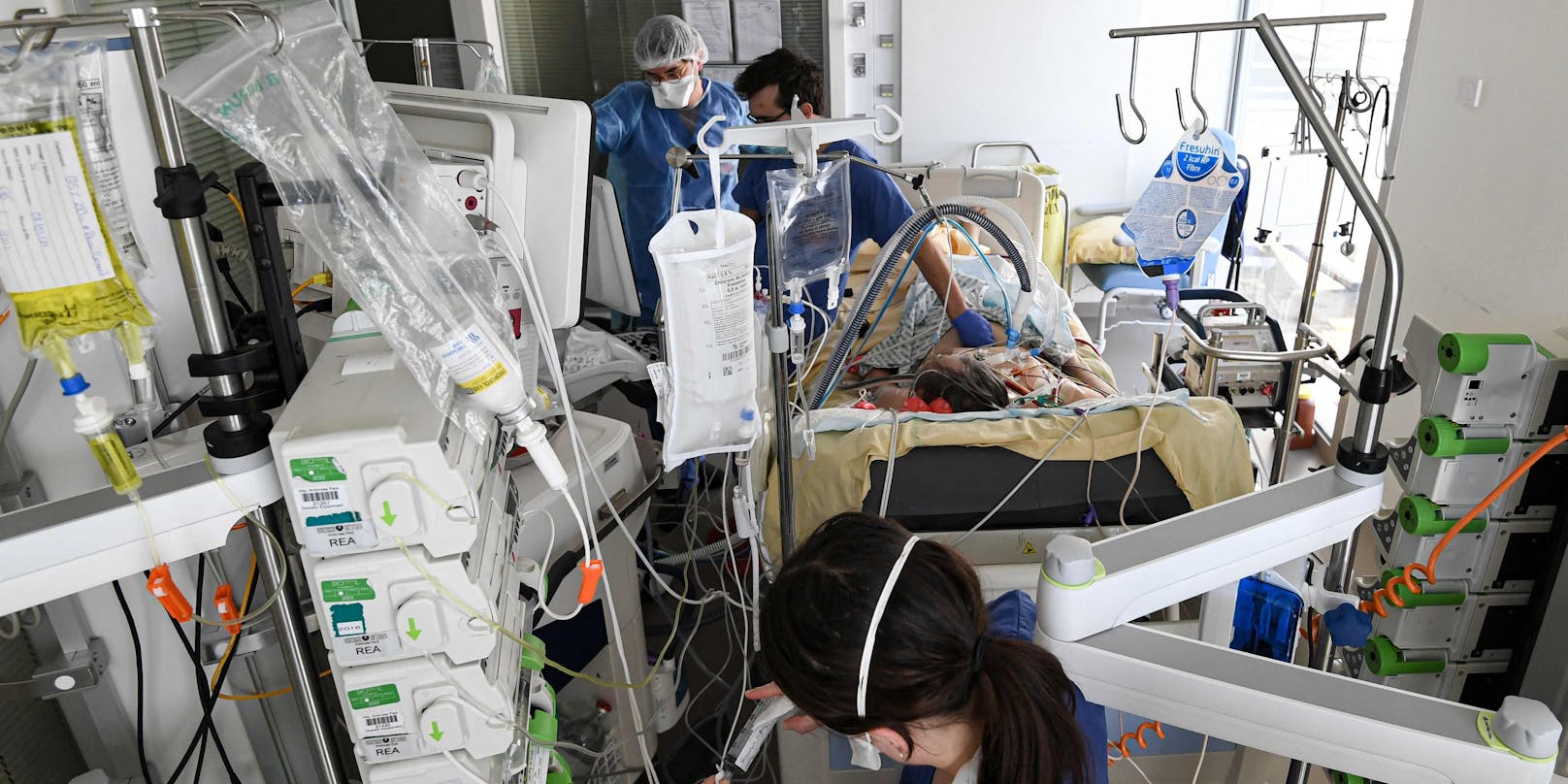 Corona-Patienten werden auf der Intensivstation eines Krankenhauses behandelt.