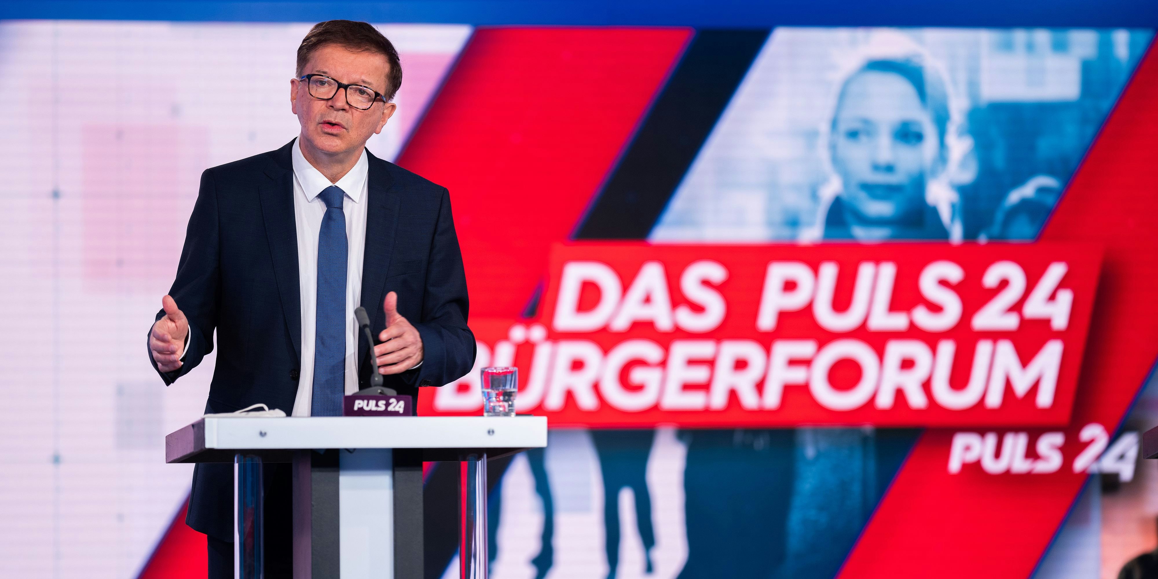 <strong>Anschober</strong> will die E-Card oder "eine Art App" zum Impf-Pass machen.