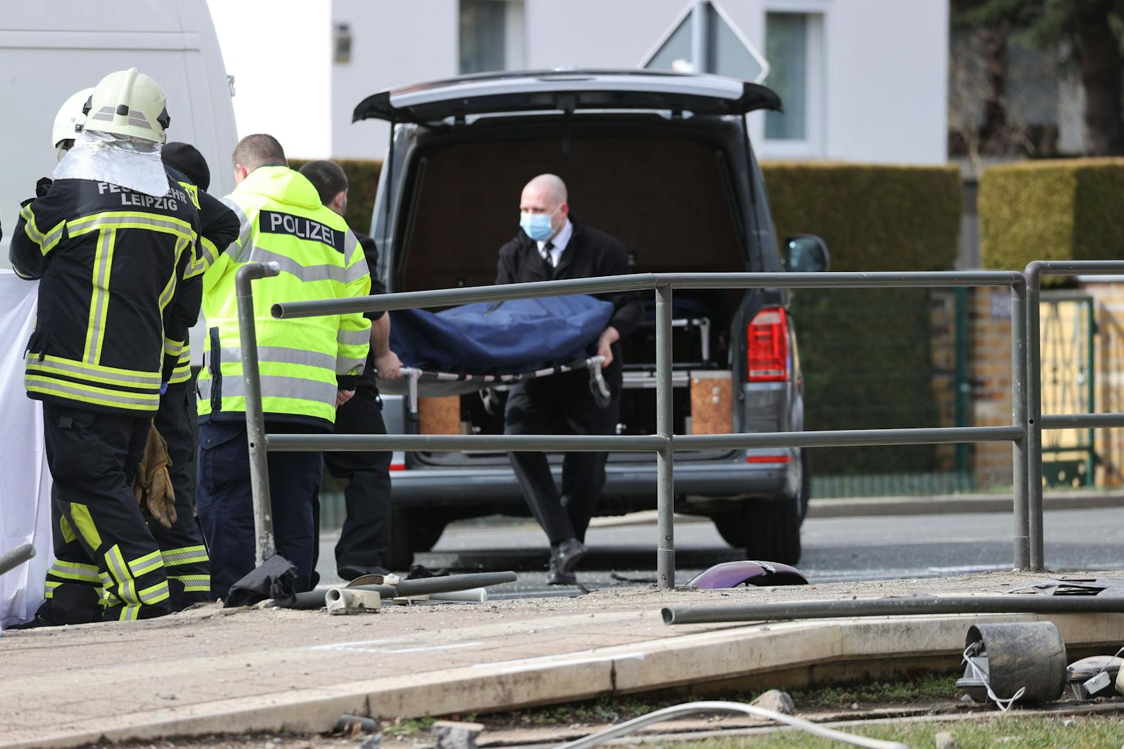 In Leipzig fuhr ein Autolenker in eine Menschengruppe, zwei Personen starben.