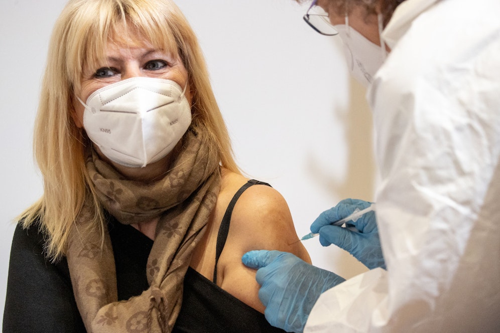 Forschende empfehlen in einer Studie, dass Patientinnen und Patienten, die sich einer geplanten Operation unterziehen, beim Impfen priorisiert werden.