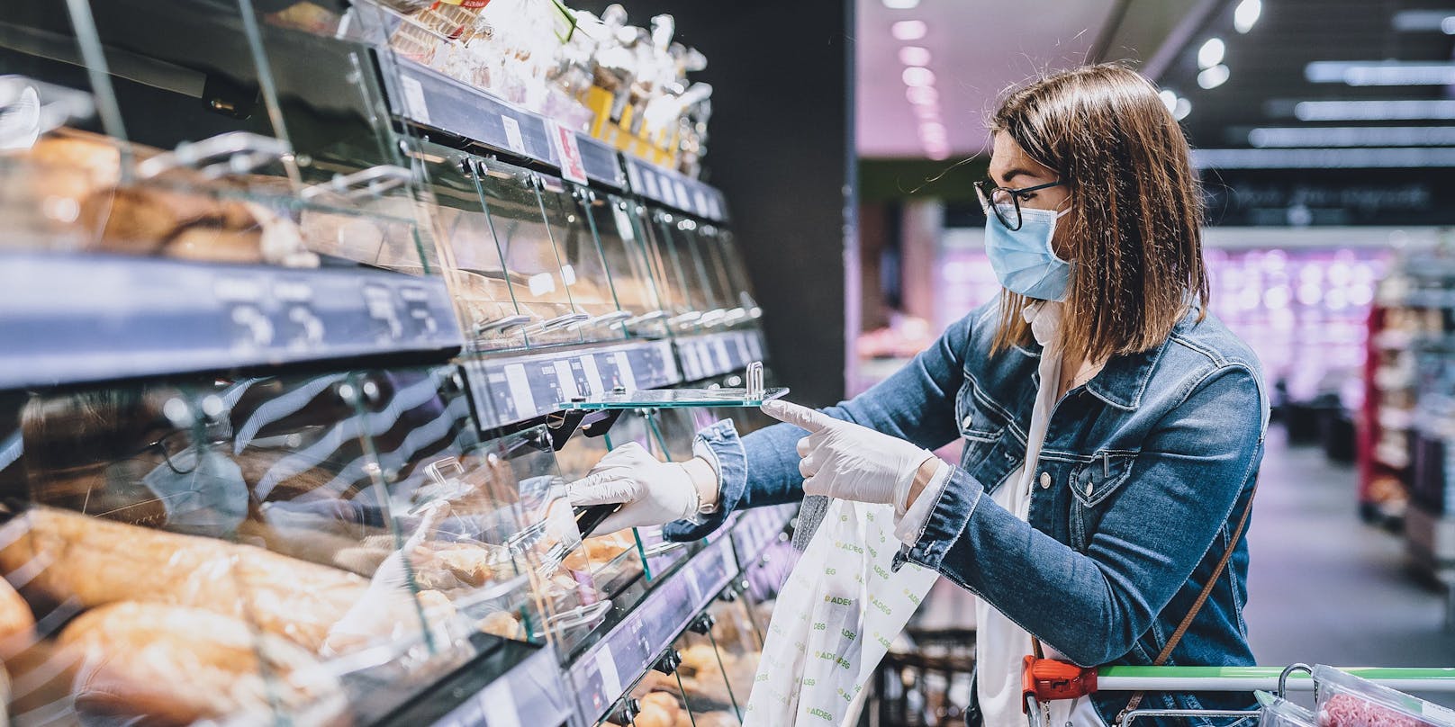 Eine Frau beim Brot-Einkauf in einem Supermarkt: Die Getreidepreise ziehen an.