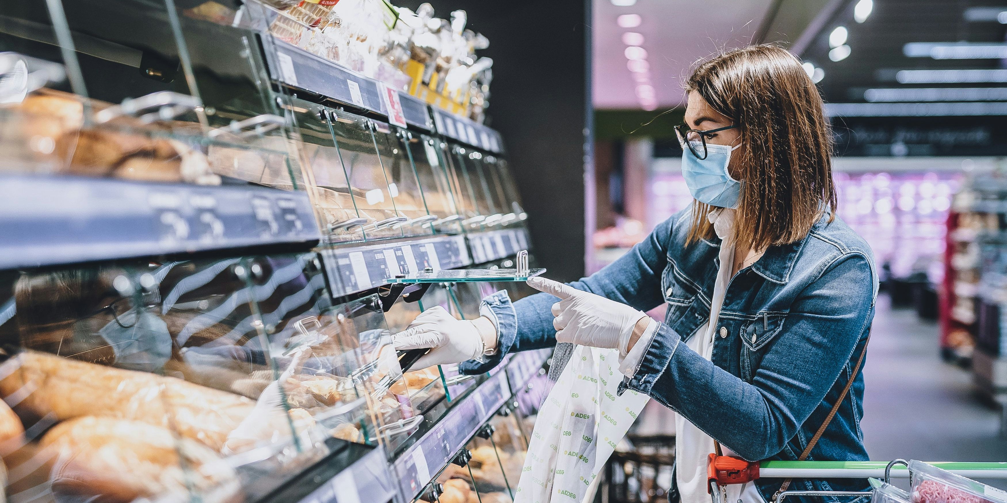 Eine Frau beim Brot-Einkauf in einem Supermarkt: Die Getreidepreise ziehen an.