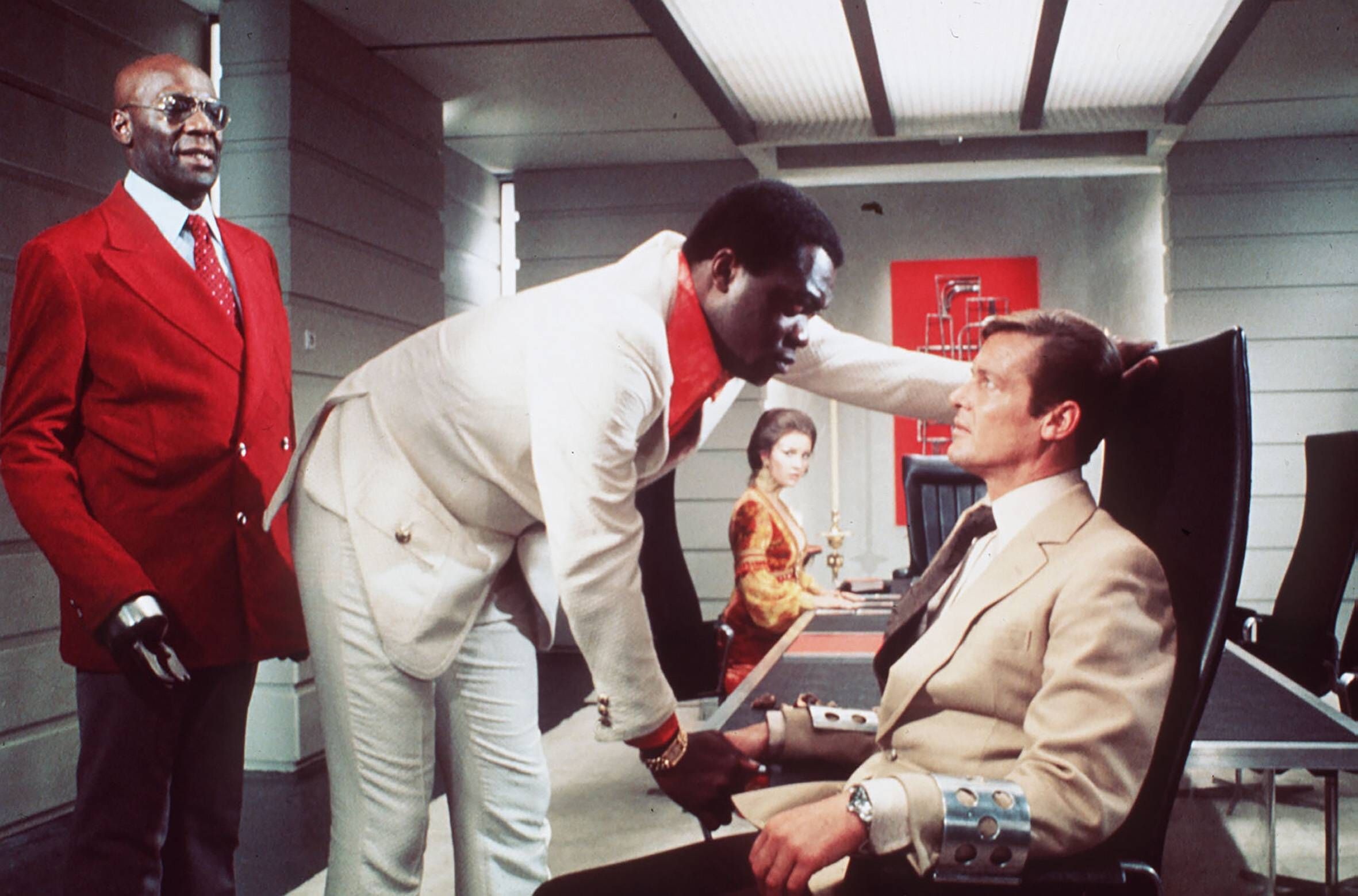 Superagent James Bond (r.) macht auf erprobte Weise einen machtlüsternen Heroin-Fabrikanten unschädlich. Szene mit Bond (ROGER MOORE) und Mr.Big (YAPHET KOTTO) . 