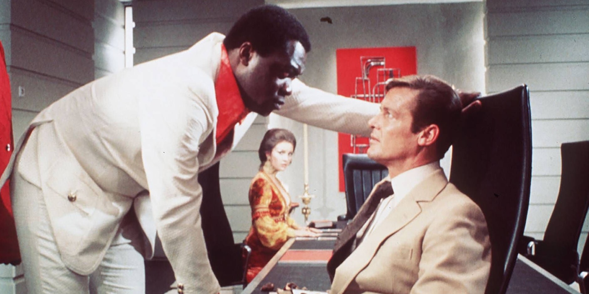 Superagent James Bond (r.) macht auf erprobte Weise einen machtlüsternen Heroin-Fabrikanten unschädlich. Szene mit Bond (ROGER MOORE) und Mr.Big (YAPHET KOTTO) . 