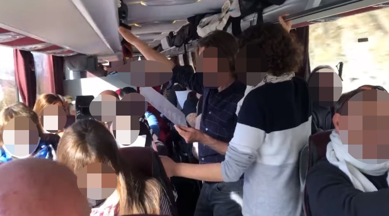 Ein Video dokumentiert: Der Bus war übervoll, niemand trug eine Maske.