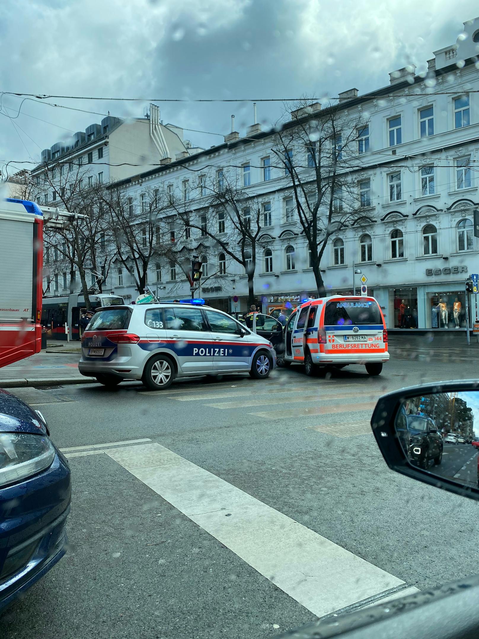 Unfall in Wien-Penzing: Der Lenker eines VWs krachte in eine Gruppe von Passanten.