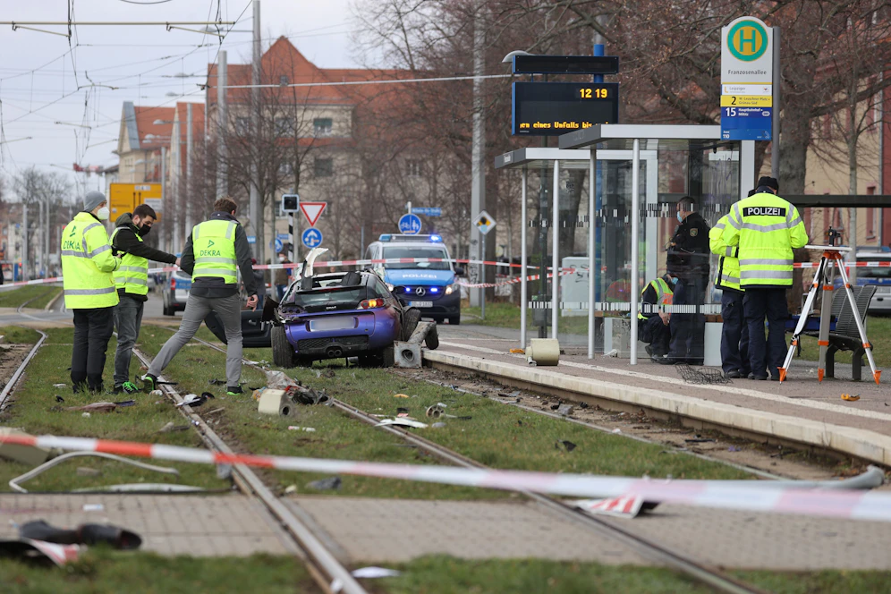 In Leipzig fuhr ein Autolenker in eine Menschengruppe, zwei Personen starben.