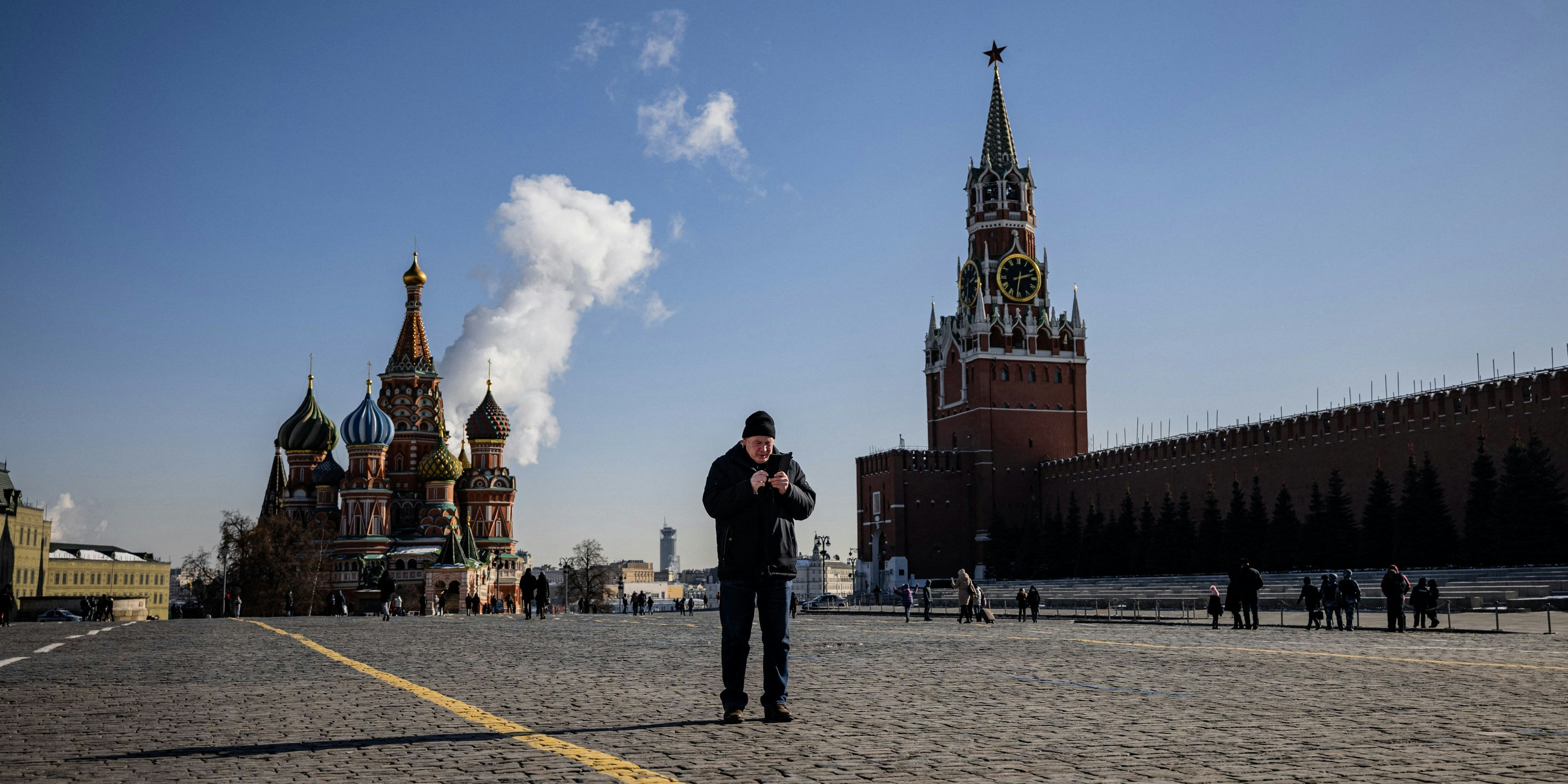 Download von www.picturedesk.com am 16.03.2021 (21:50).  A man uses his mobile phone on Red Square in downtown Moscow on March 10, 2021. - Russia said on March 10, 2021, it was disrupting Twitter's services because the platform had failed to remove "illegal" content, the latest in a series of moves exerting control over foreign tech giants. The Russian government has been clamping down on sites including Facebook, Twitter and YouTube in recent months for hosting content supporting jailed opposition figure Alexei Navalny. (Photo by Dimitar DILKOFF / AFP) - 20210310_PD3230 - Rechteinfo: Rights Managed (RM) Nur für redaktionelle Nutzung! Werbliche Nutzung erfordert Freigabe: bitte schicken Sie uns eine Anfrage.