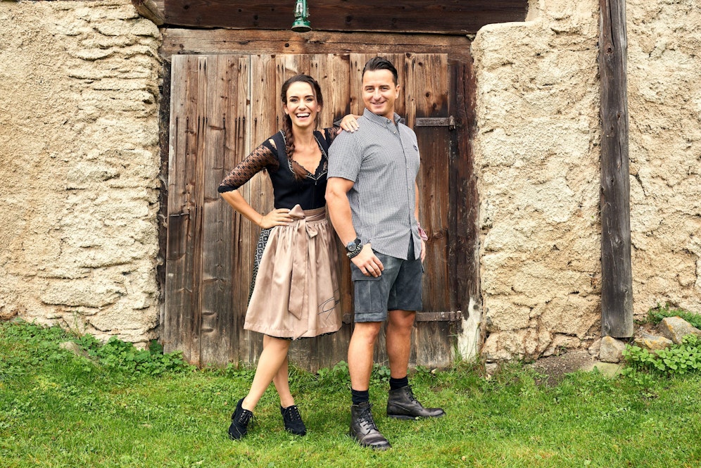 Autogramme für alle! Zumindest am Dirndl. Andreas Gabalier beglückt seine Fans in der Corona-Pause mit einer neuen OTTO-Trachtenkollektion.&nbsp;