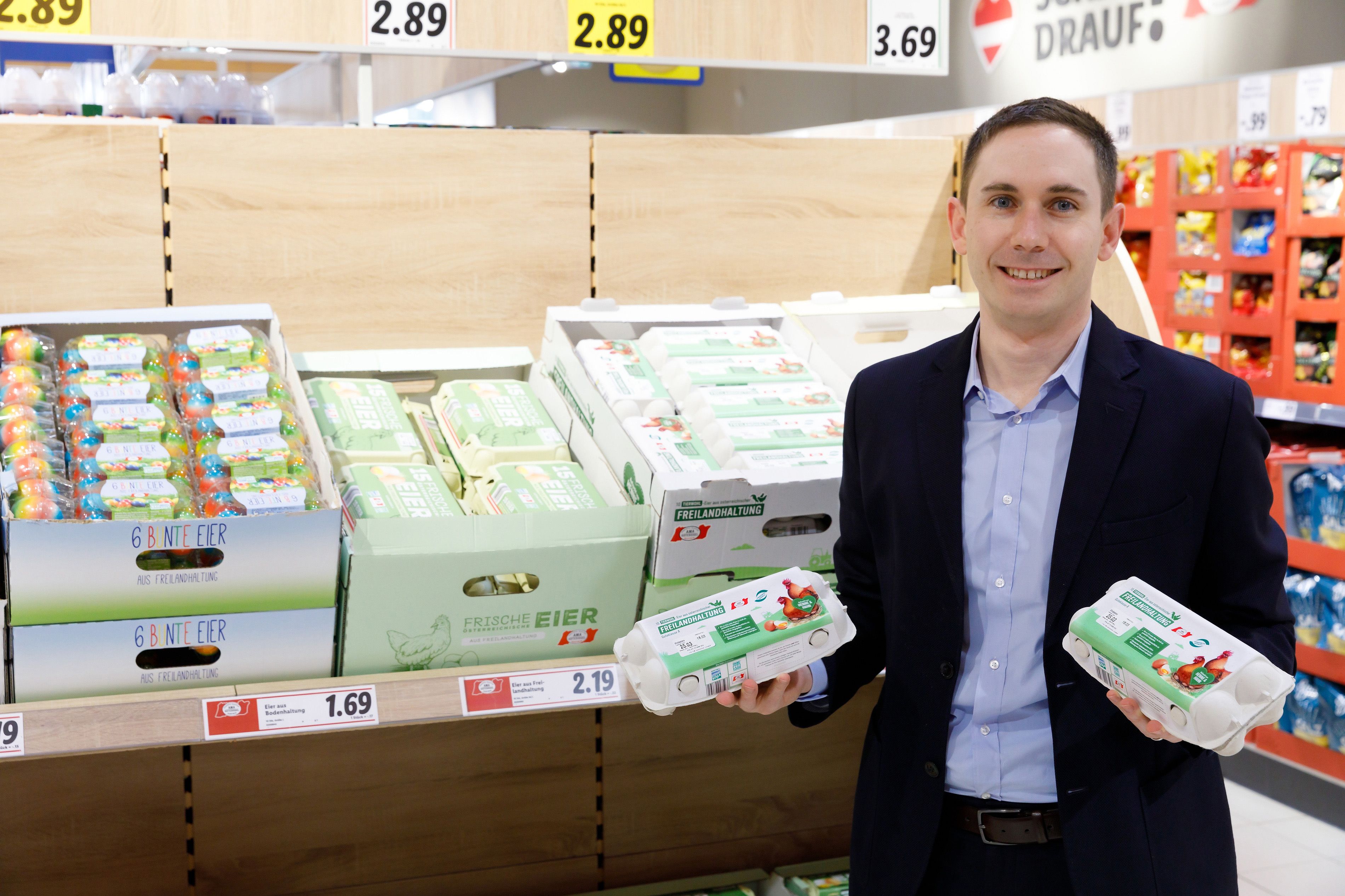 Alessandro Wolf präsentiert die neuen "Tierwohl-Freilandeier".