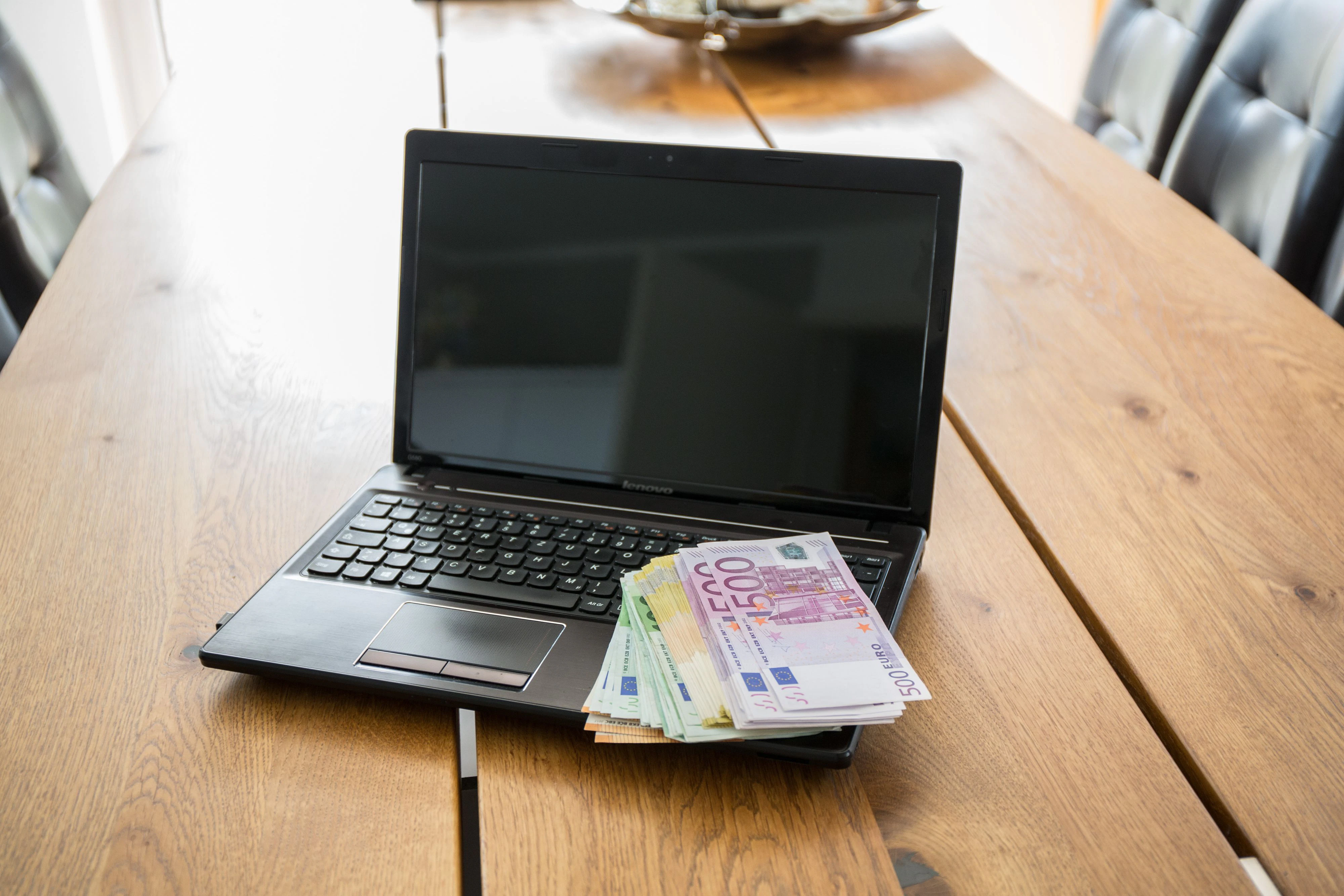 Betriebe sollen mit dem "Digi-Tausender" Mitarbeiter digital aus- und weiterbilden können.