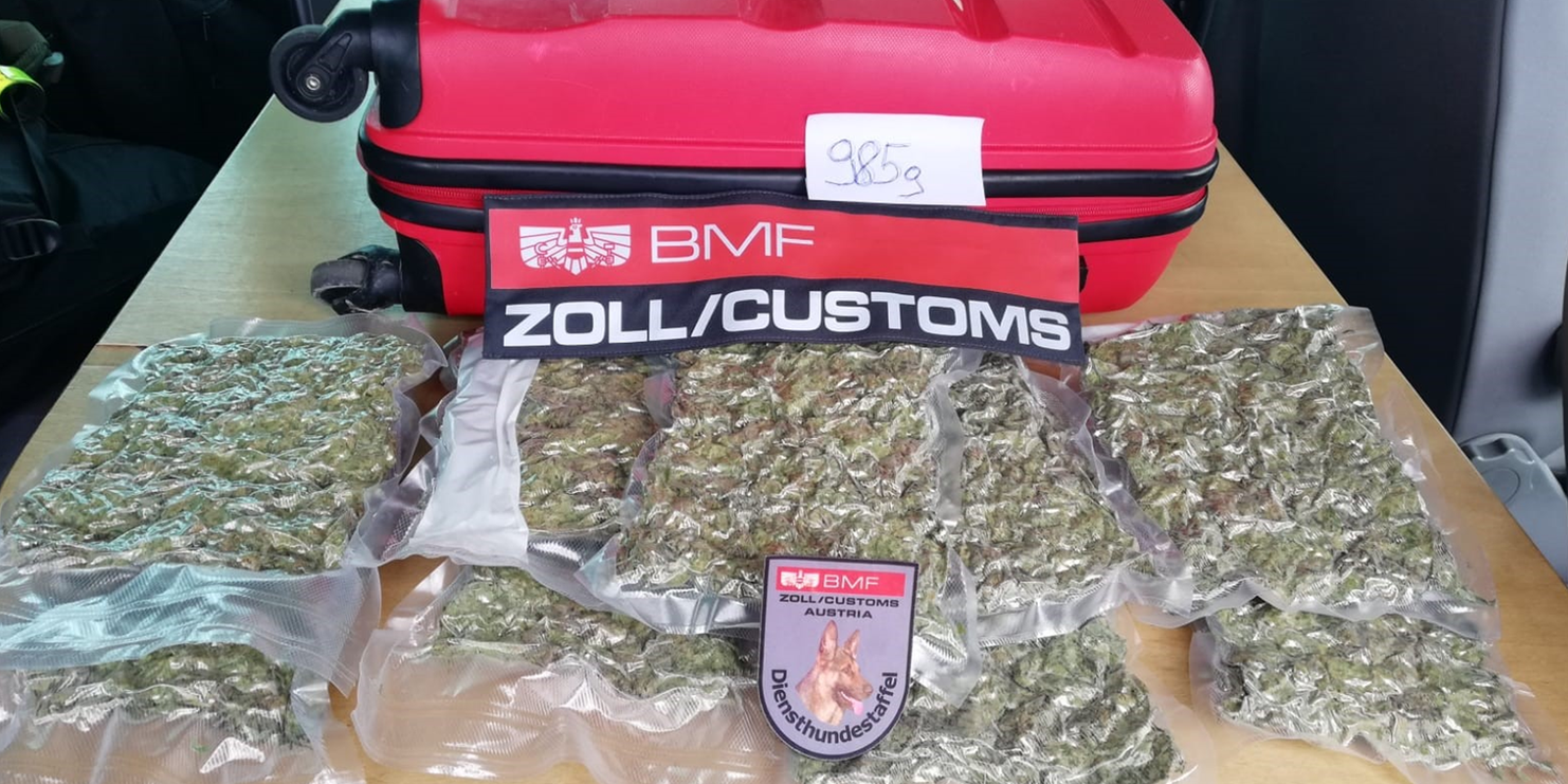 Zoll-Diensthund Ben beweist richtigen Riecher und erschnüffelte 1 kg Cannabis in einem Eurocity-Zug in Summerau (OÖ) an der Grenze zu Tschechien.