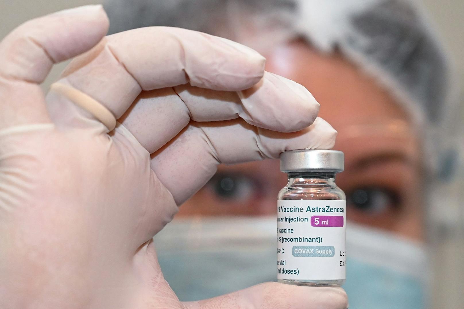 In mehr als einem Dutzend Ländern wurde ein Impfstopp für das AstraZeneca-Vakzin verhängt.