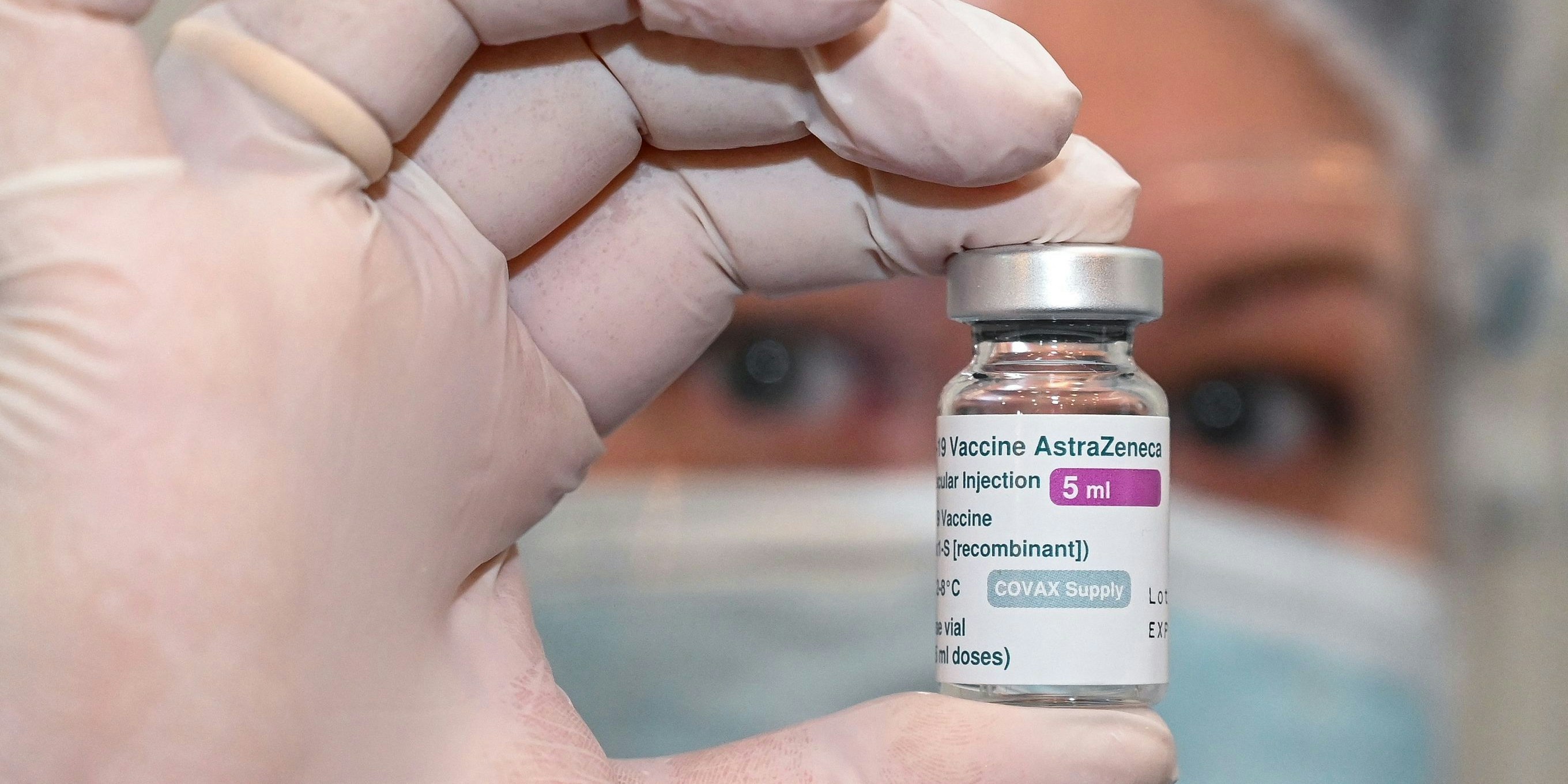 In mehr als einem Dutzend Ländern wurde ein Impfstopp für das AstraZeneca-Vakzin verhängt