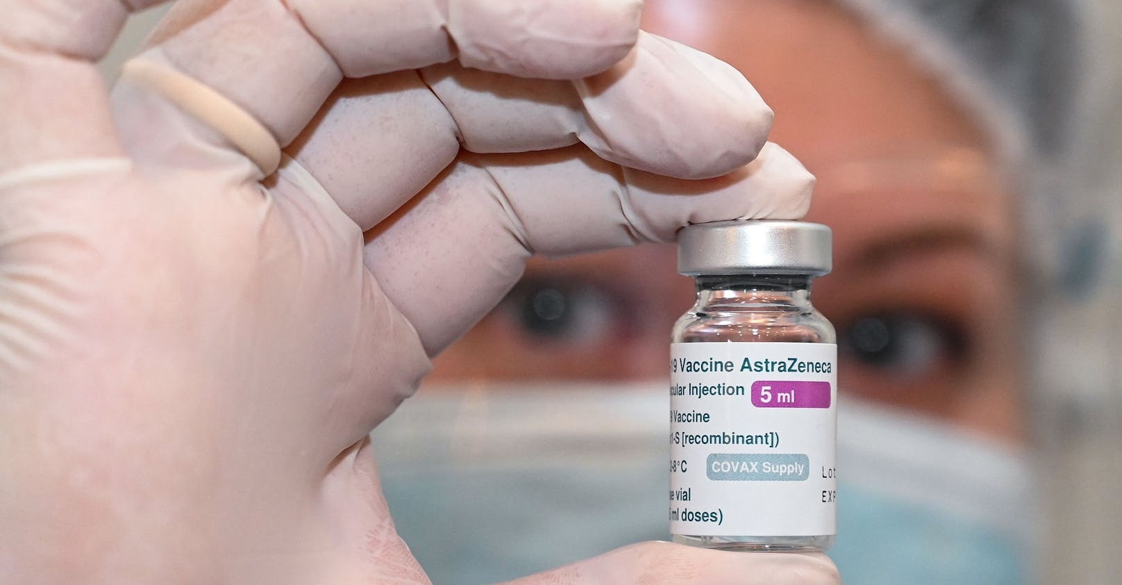 Slowenien hat einen Impfstopp für das AstraZeneca-Vakzin verhängt.
